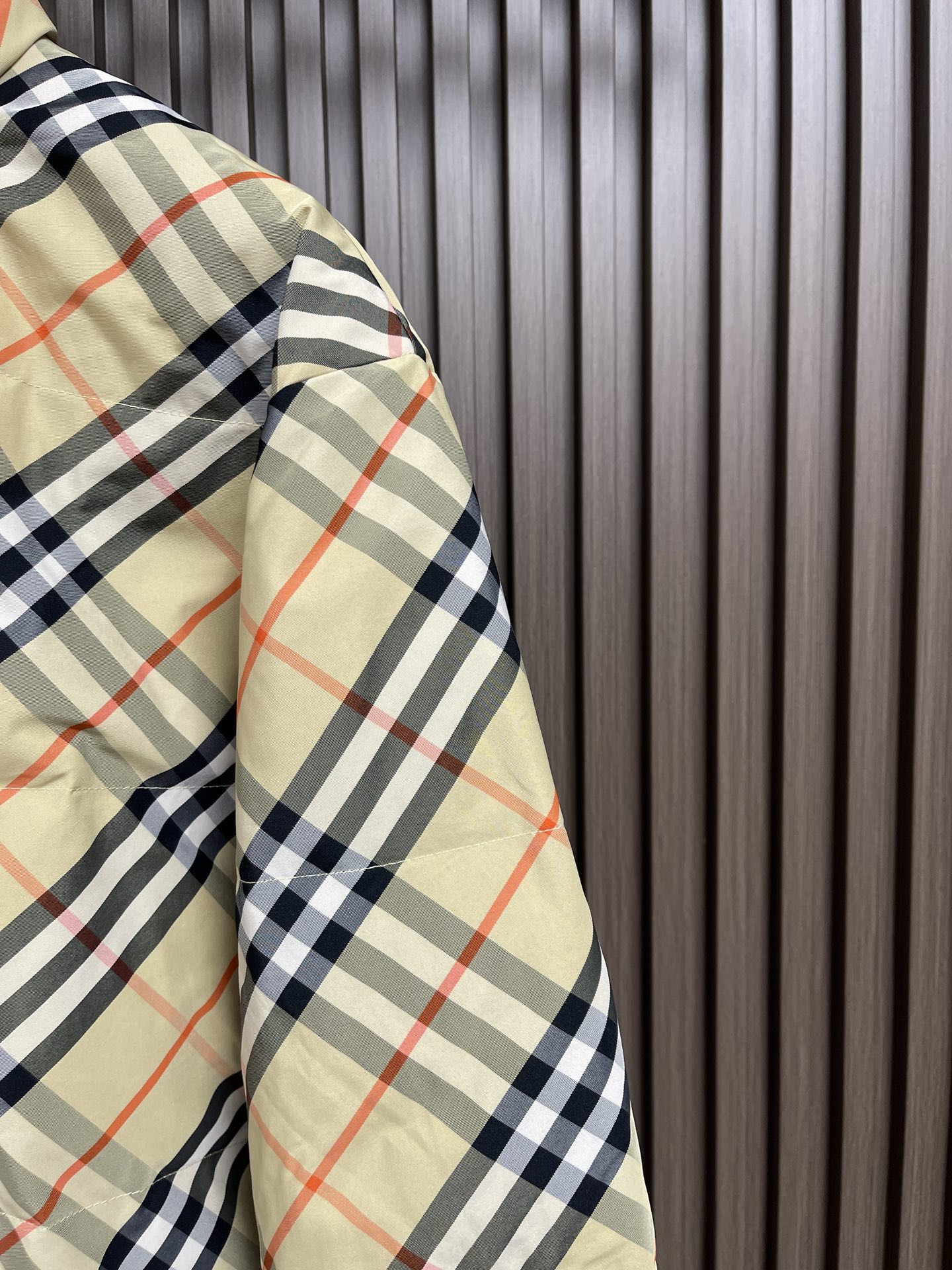 Burberry2024秋冬新款经典格纹战马士徽标双面穿羽绒服外套本款尼龙羽绒服充盈填充白鸭绒成分双面两