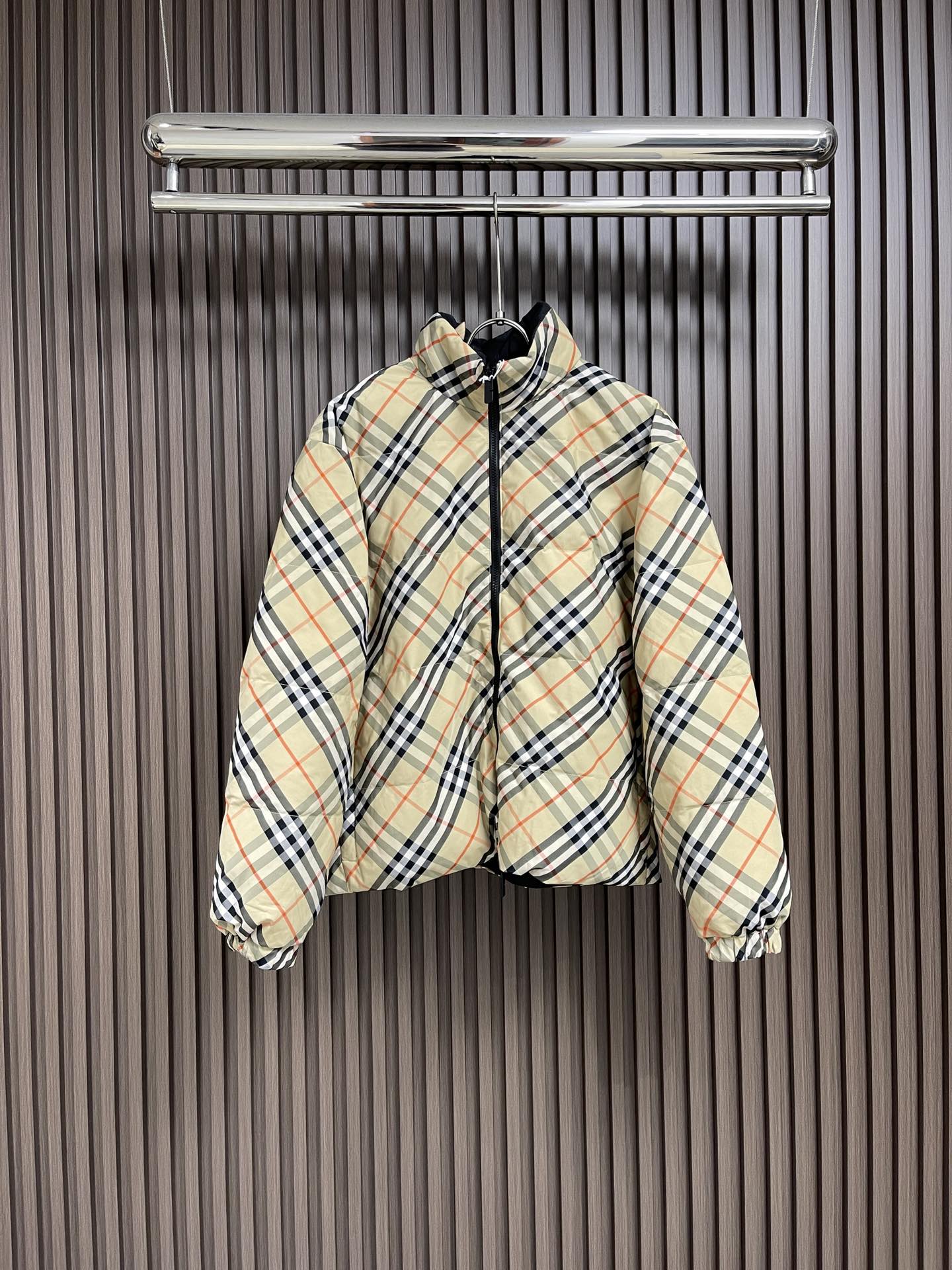 Burberry2024秋冬新款经典格纹战马士徽标双面穿羽绒服外套本款尼龙羽绒服充盈填充白鸭绒成分双面两