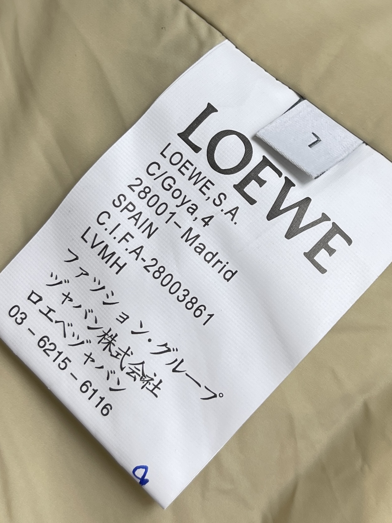 loewe2024fw皮标连帽中长款羽绒服外套客供定制面料防水防风柔软舒适胸口真皮主标选用的是90羽绒1