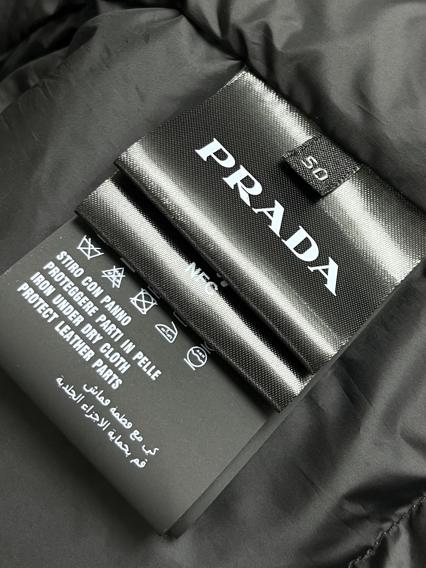 Prada2024SS秋冬新款三角标识羽绒服原版订制五金配件全进口原版定制采用顶级90白鸭绒超柔软充羽量