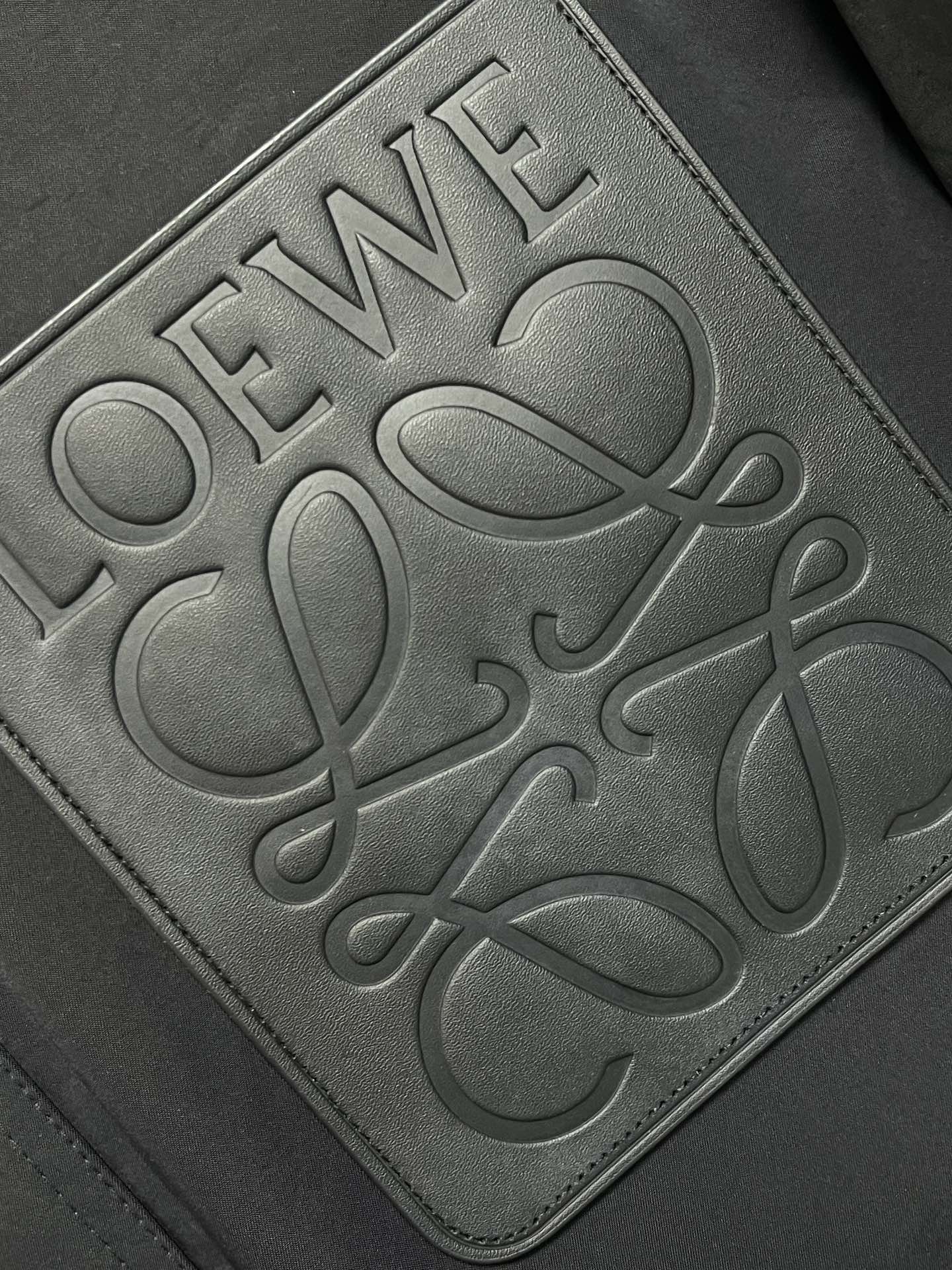 loewe2024fw皮标连帽中长款羽绒服外套客供定制面料防水防风柔软舒适胸口真皮主标选用的是90羽绒1