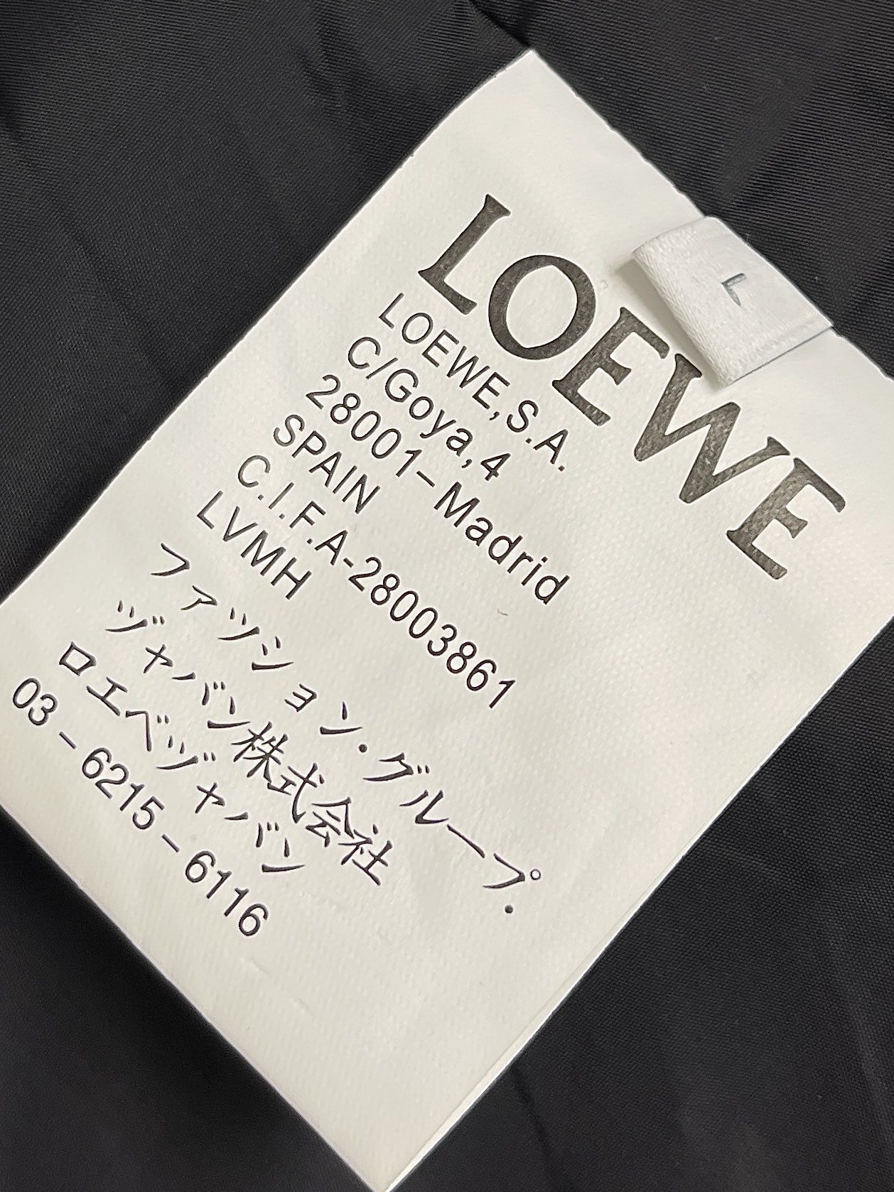 loewe2024fw皮标连帽中长款羽绒服外套客供定制面料防水防风柔软舒适胸口真皮主标选用的是90羽绒1