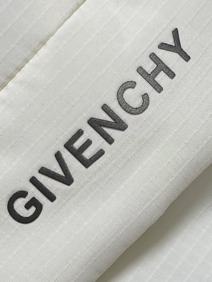 Givenchy2024SS新款连帽羽绒服保暖性极强轻便透气防风抗寒保暖效果极佳锁绒设计绝非一般！兜帽型