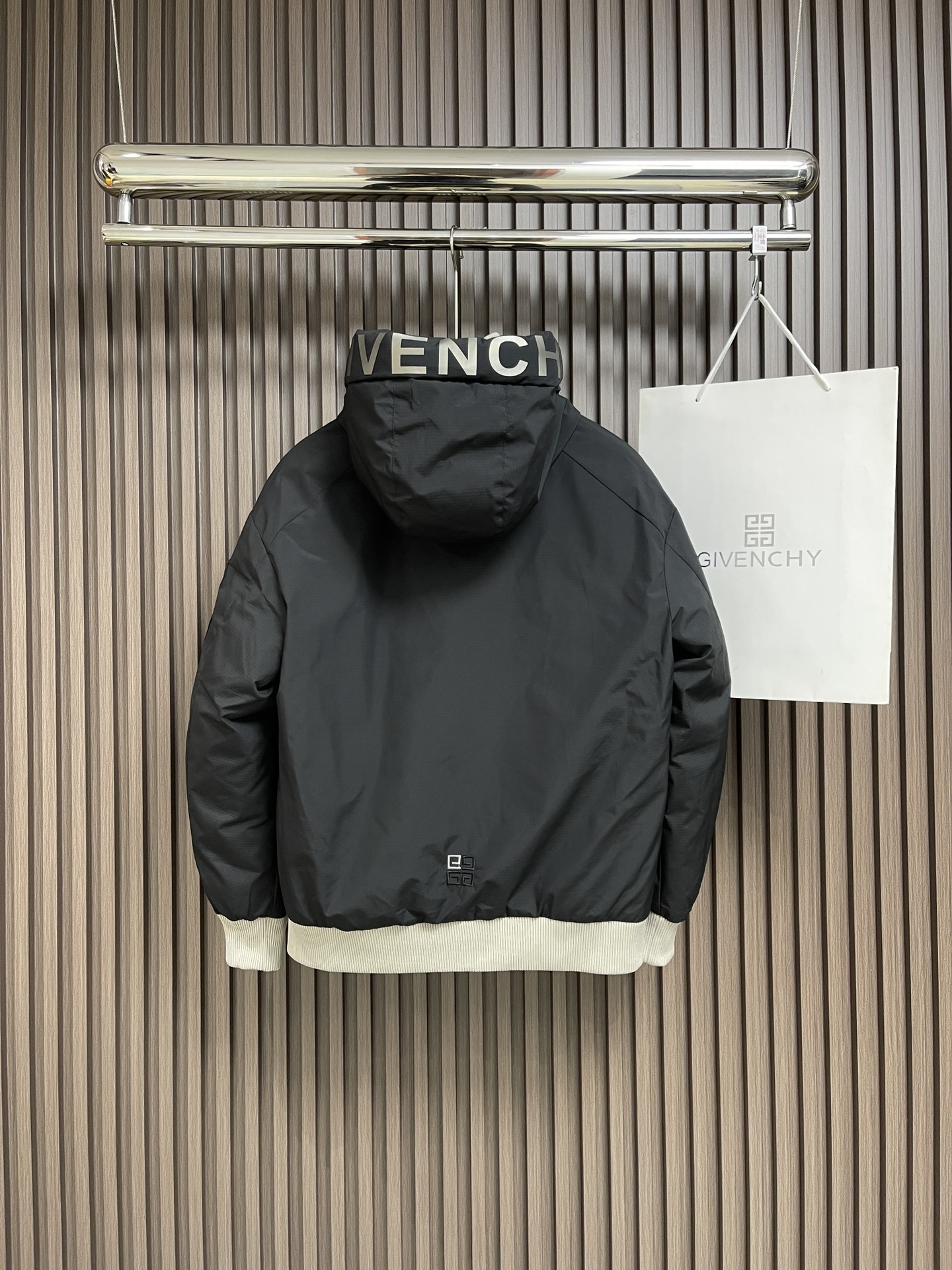 Givenchy2024SS新款连帽羽绒服保暖性极强轻便透气防风抗寒保暖效果极佳锁绒设计绝非一般！兜帽型