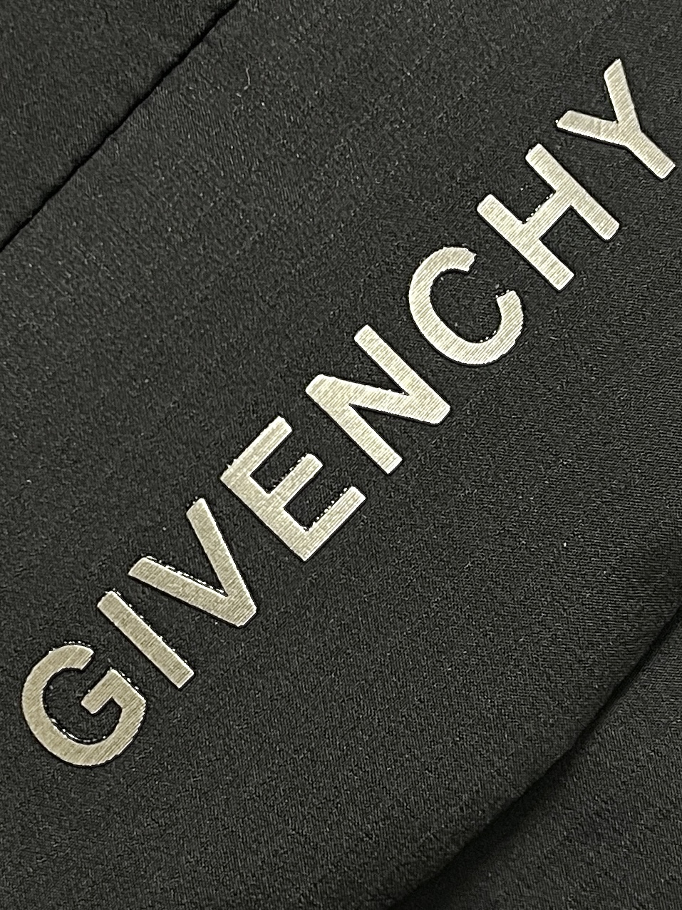 Givenchy2024SS新款连帽羽绒服保暖性极强轻便透气防风抗寒保暖效果极佳锁绒设计绝非一般！兜帽型