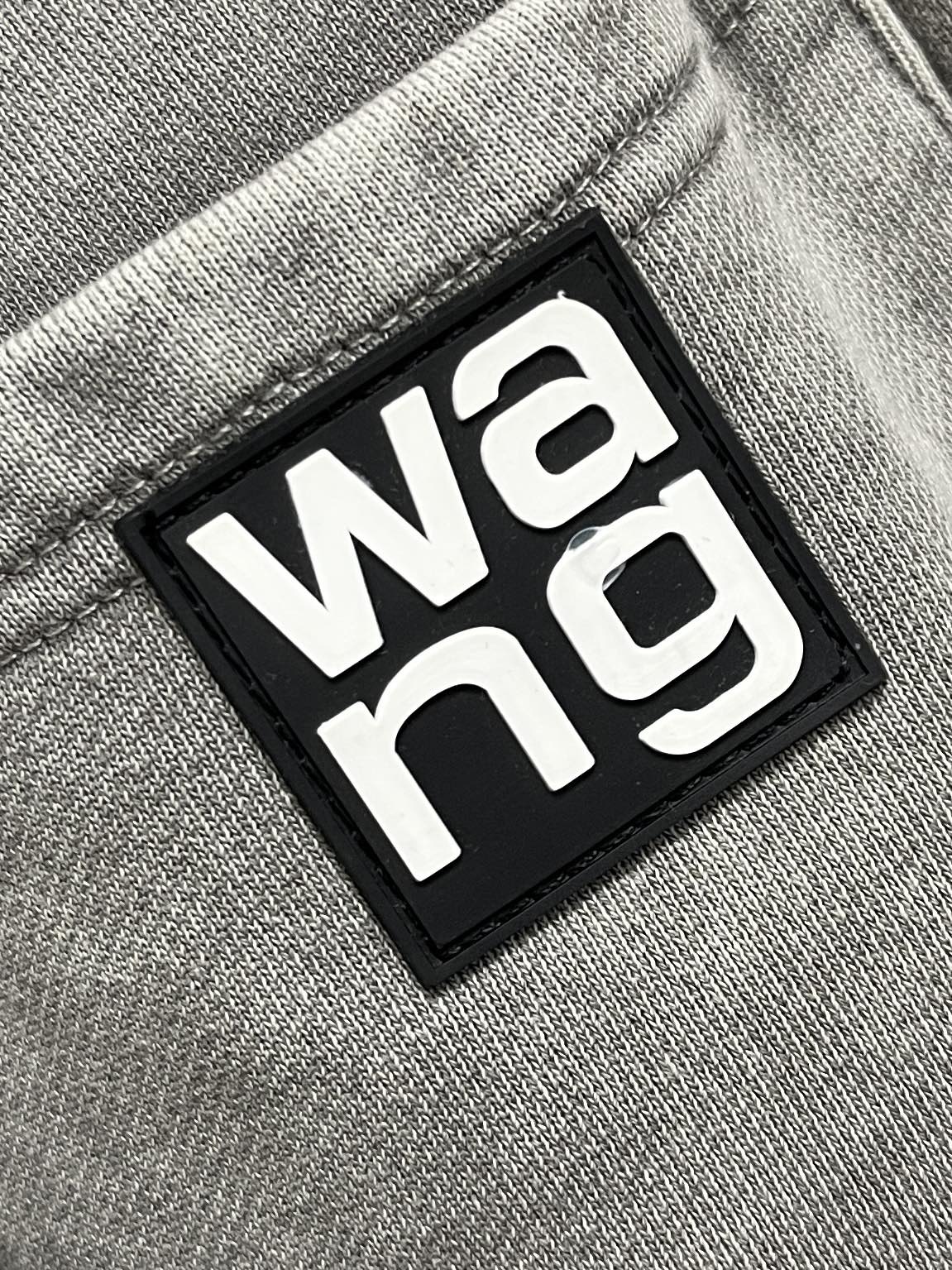 Alexanderwang亚历山大王2024SS秋冬季新款休闲运动卫裤裤脚侧向饰有大王植绒印花图案设计辨