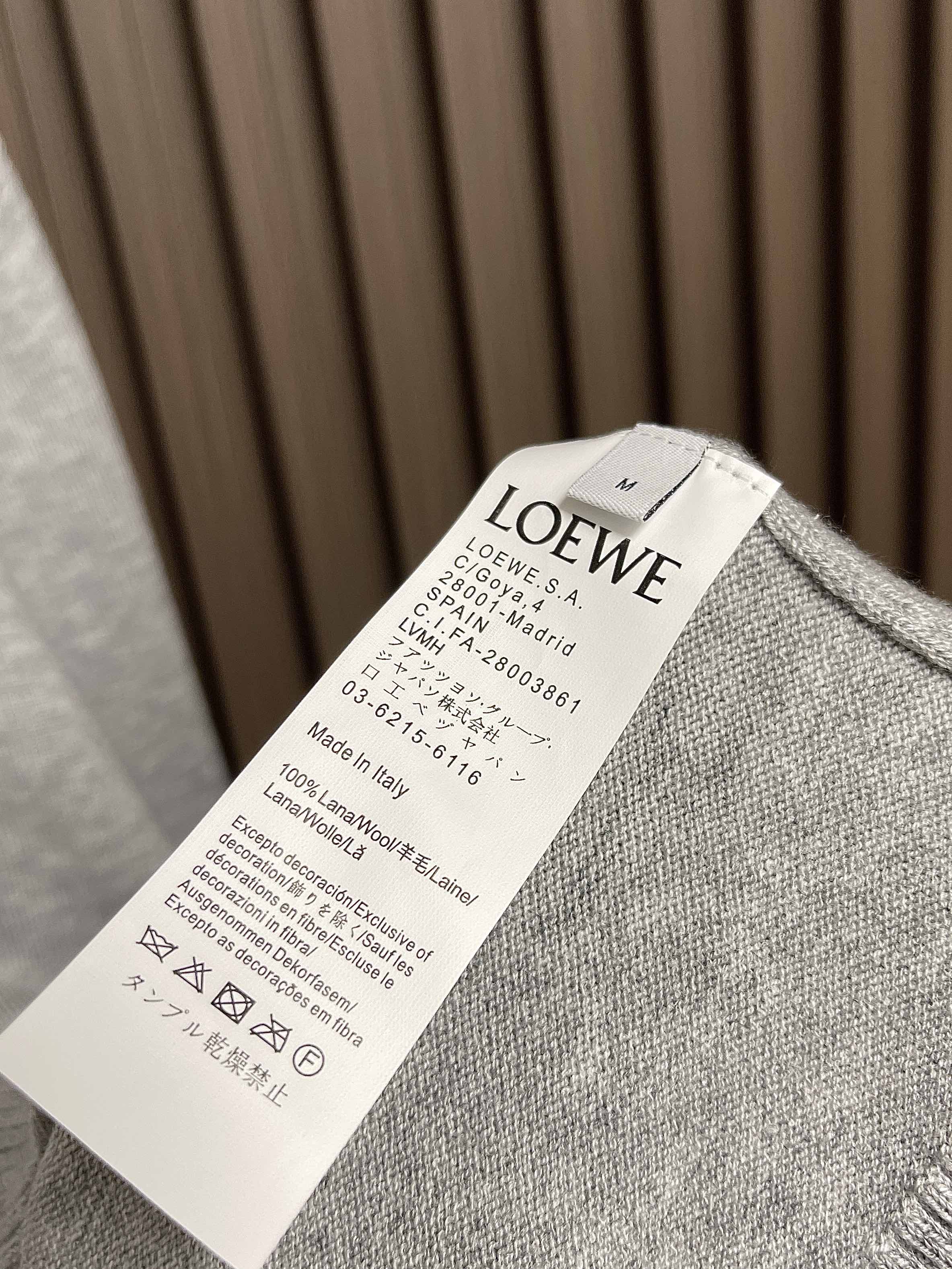 loewe拼色领灰色基础款针织毛衣最经典的高能实穿款百搭单品高级雅致的灰色调上身很显时髦气质！直接单穿o