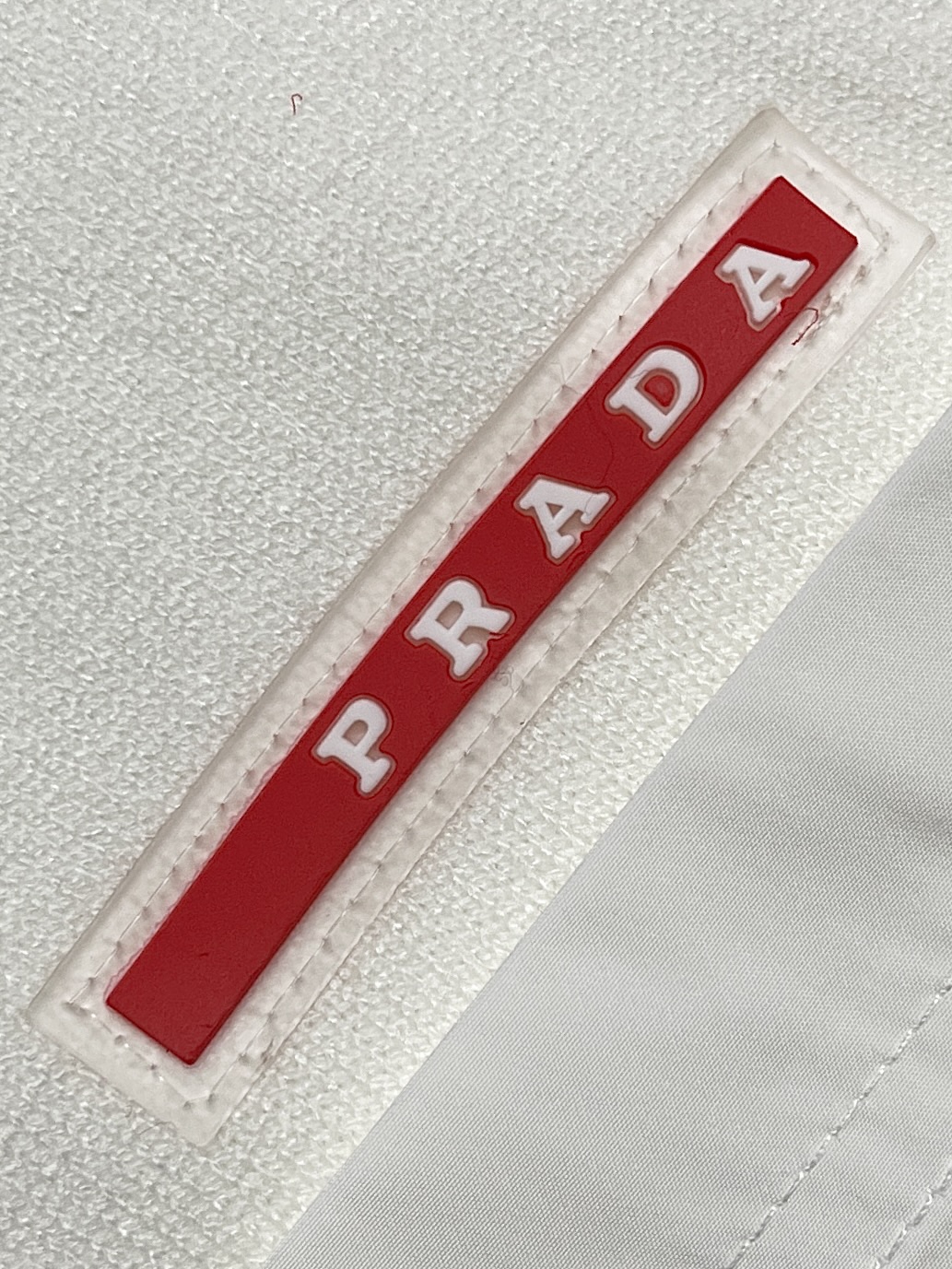 Prada2024FW口袋标识logo刺绣针织毛衣质感细腻柔软温暖轻盈保暖而透气亲肤舒适辑线工整贴合身形