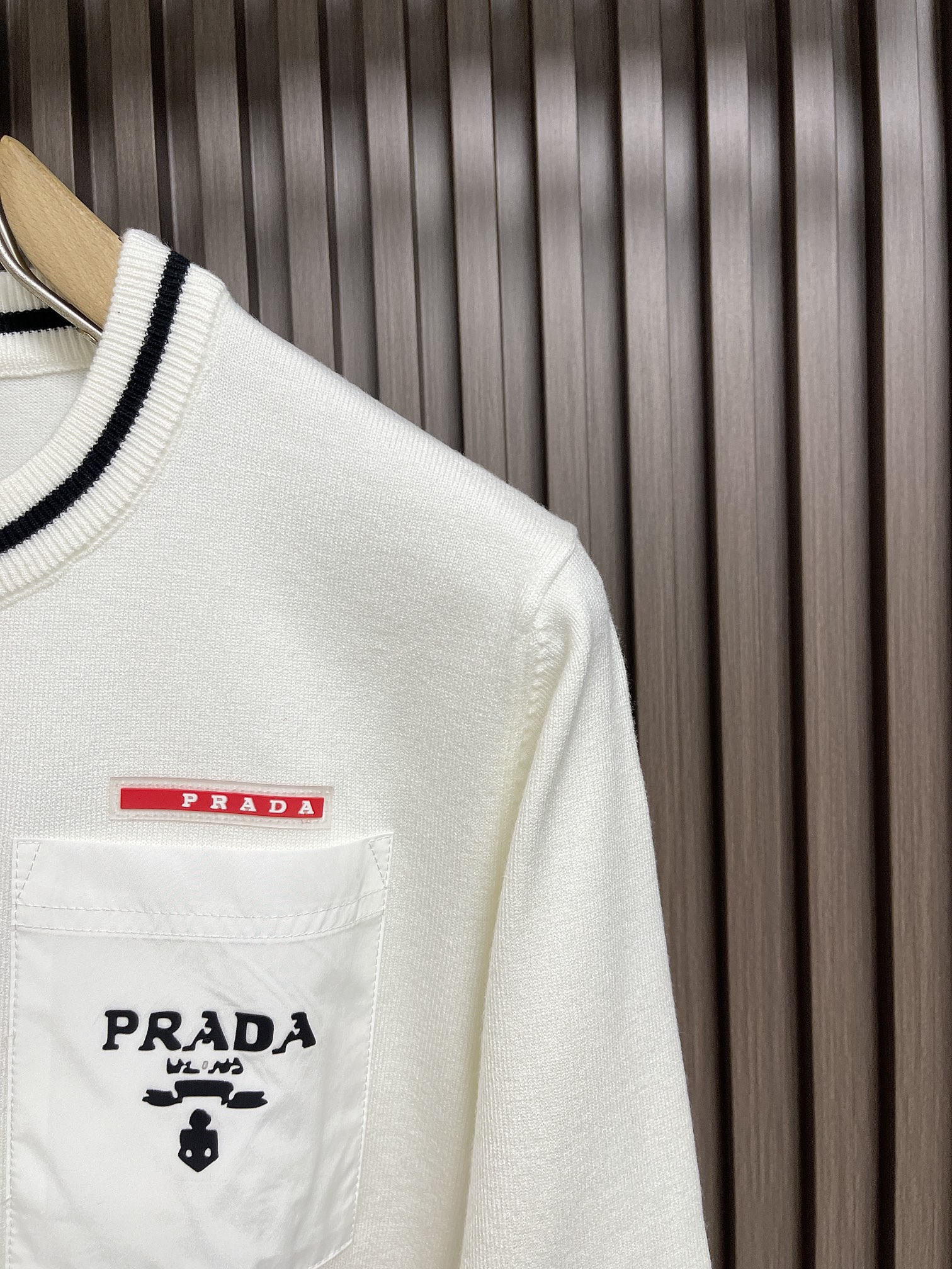 Prada2024FW口袋标识logo刺绣针织毛衣质感细腻柔软温暖轻盈保暖而透气亲肤舒适辑线工整贴合身形