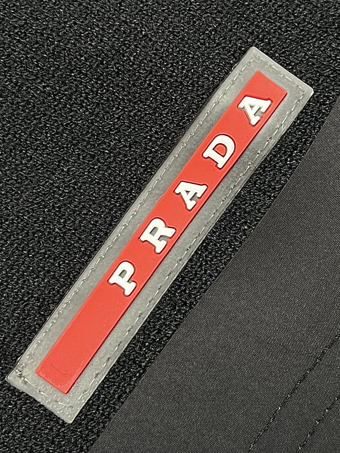 Prada2024FW口袋标识logo刺绣针织毛衣质感细腻柔软温暖轻盈保暖而透气亲肤舒适辑线工整贴合身形