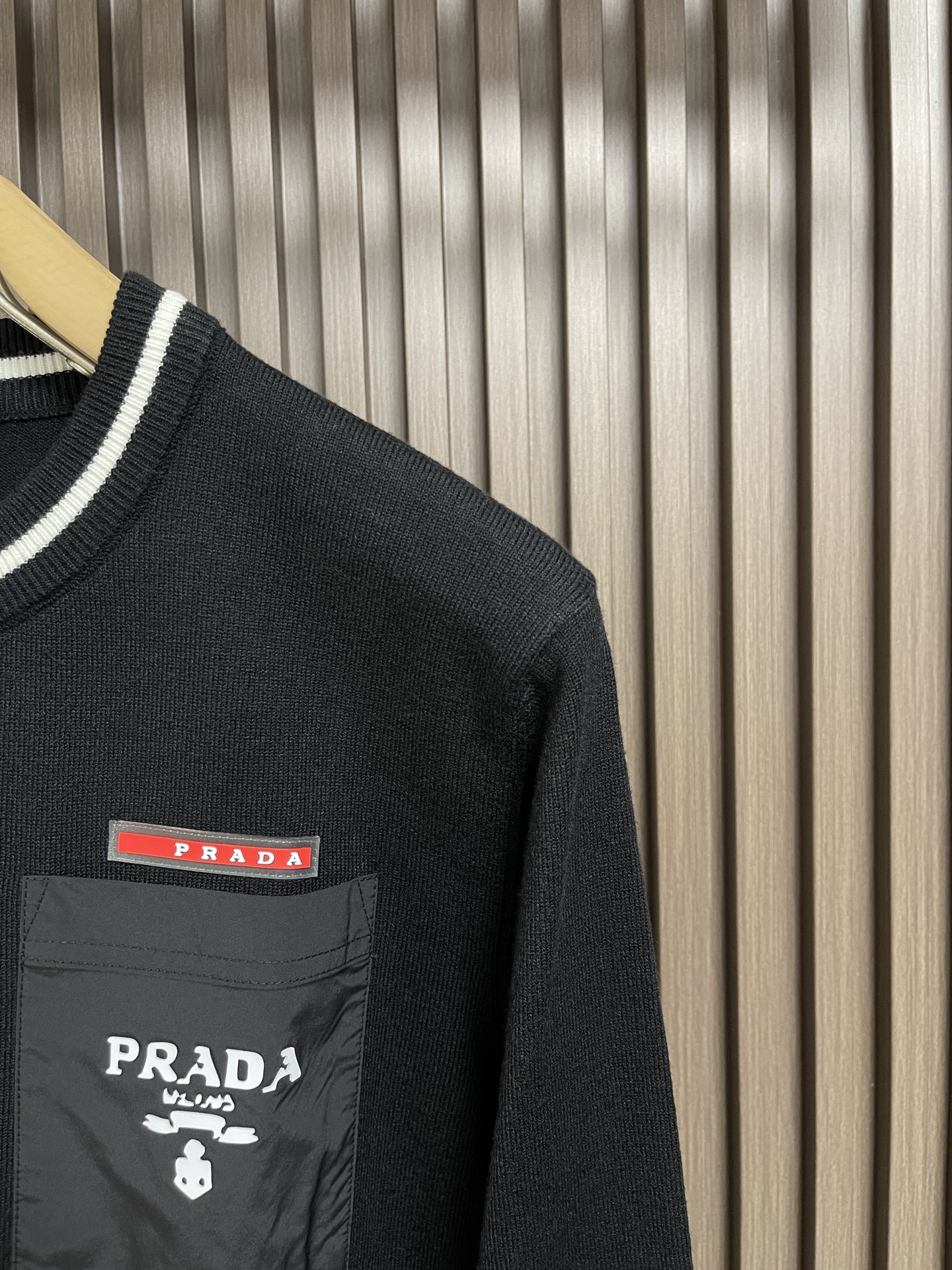 Prada2024FW口袋标识logo刺绣针织毛衣质感细腻柔软温暖轻盈保暖而透气亲肤舒适辑线工整贴合身形