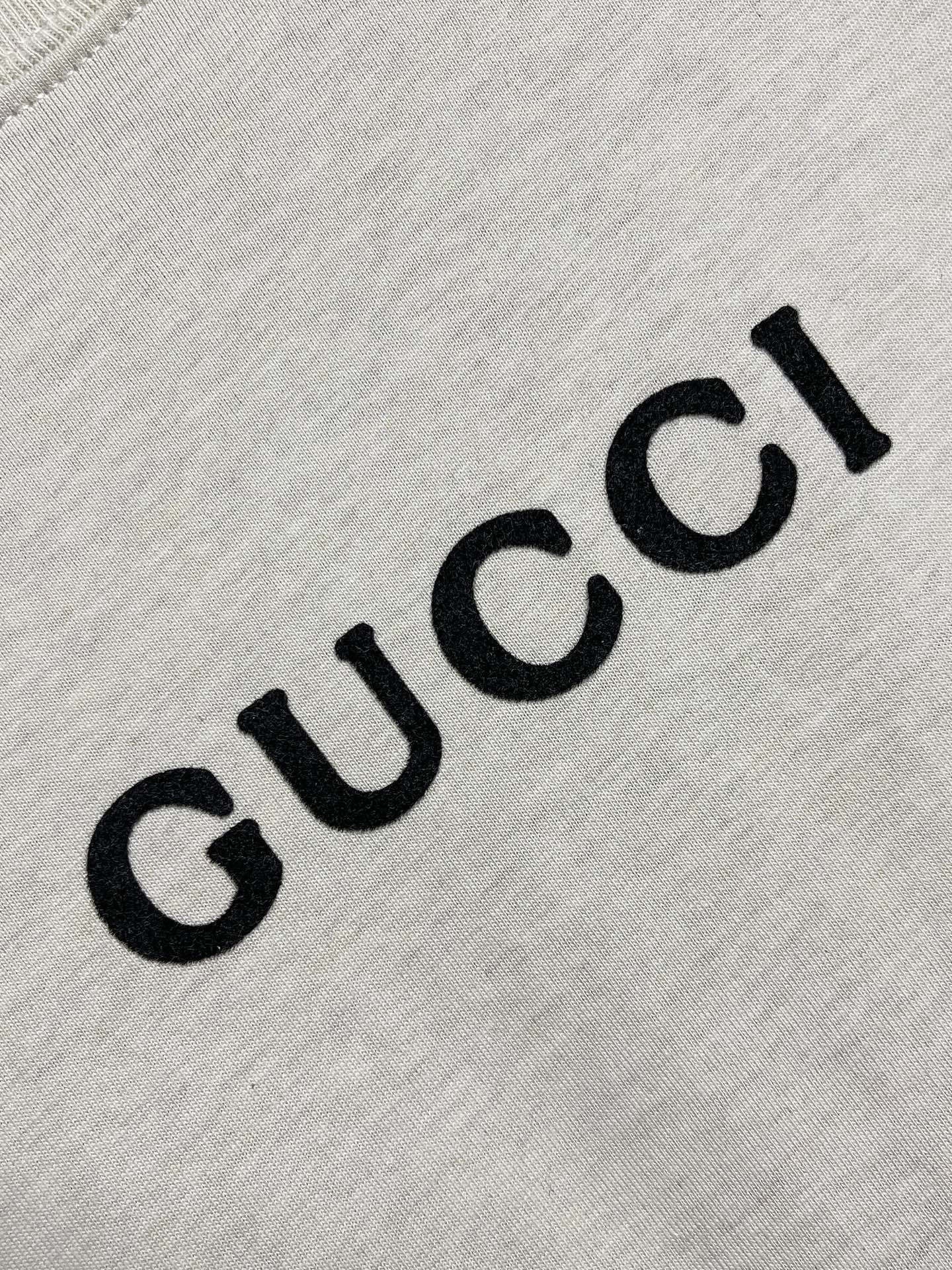 GUCCI动物王国长袖T恤情侣款单穿或打底都很出色的g全新动物王国印花图案超级减龄的时尚单品！客供100