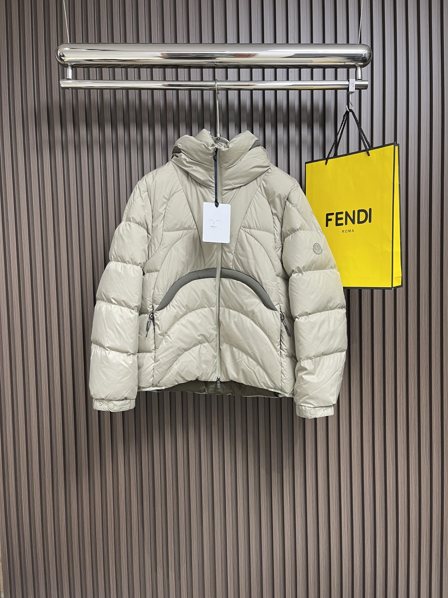 moncler2024ss秋冬新款连帽羽绒服秋冬必备的高端羽绒服极简风格男士气质与温度兼具的高端单品此款