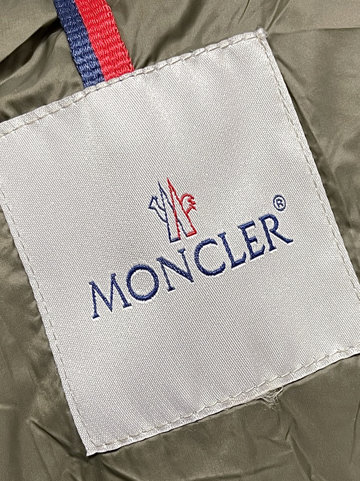 moncler2024ss秋冬新款连帽羽绒服秋冬必备的高端羽绒服极简风格男士气质与温度兼具的高端单品此款