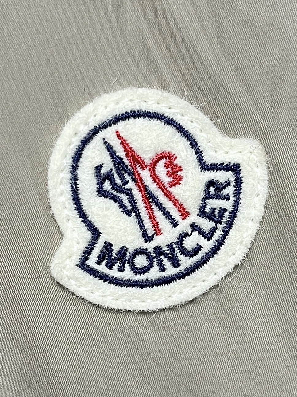 moncler2024SS学院风羽绒外套学院风格与经典棒球的融合lateltin汲取了学院风格的经典同时