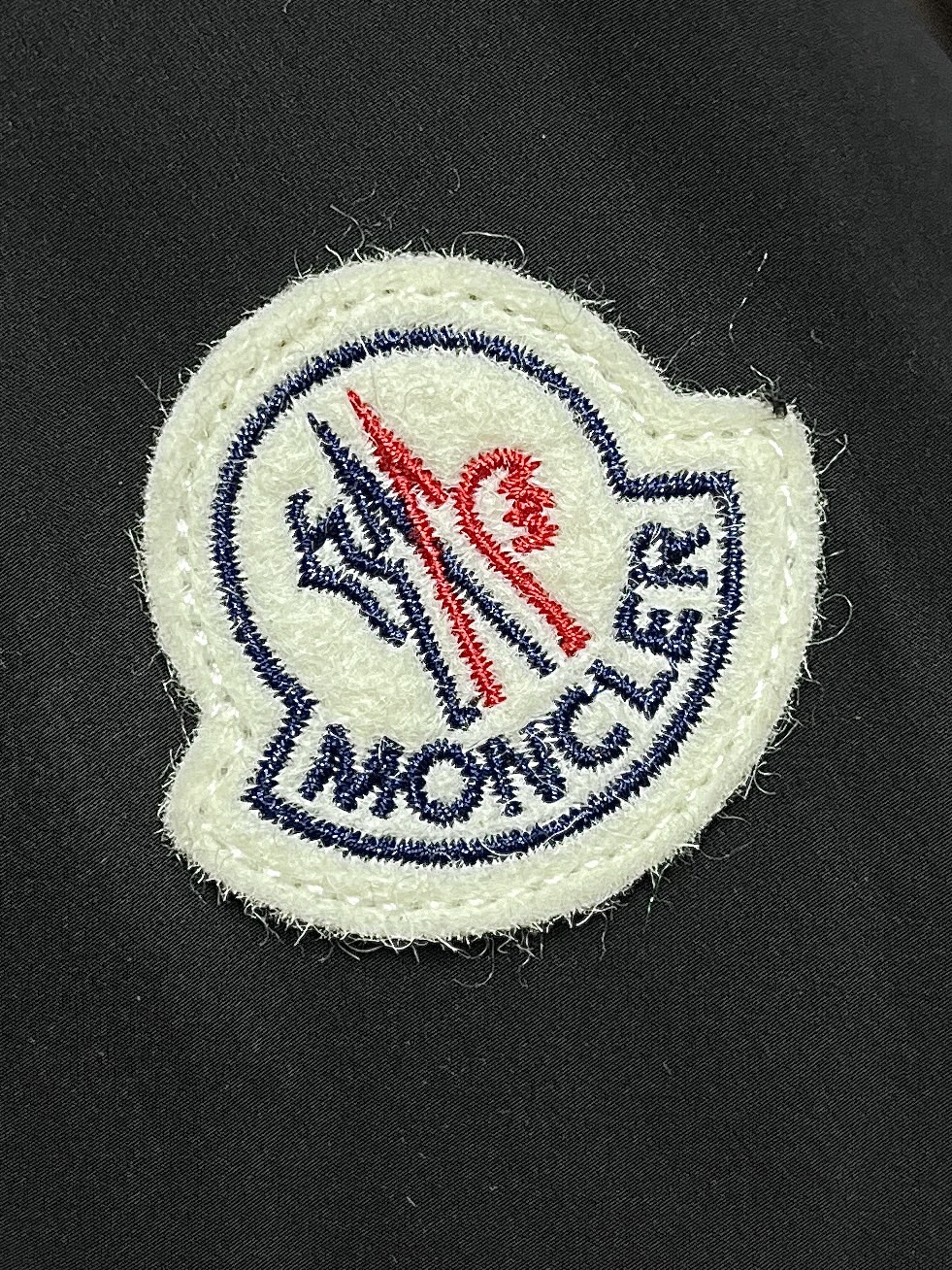 moncler2024SS学院风羽绒外套学院风格与经典棒球的融合lateltin汲取了学院风格的经典同时