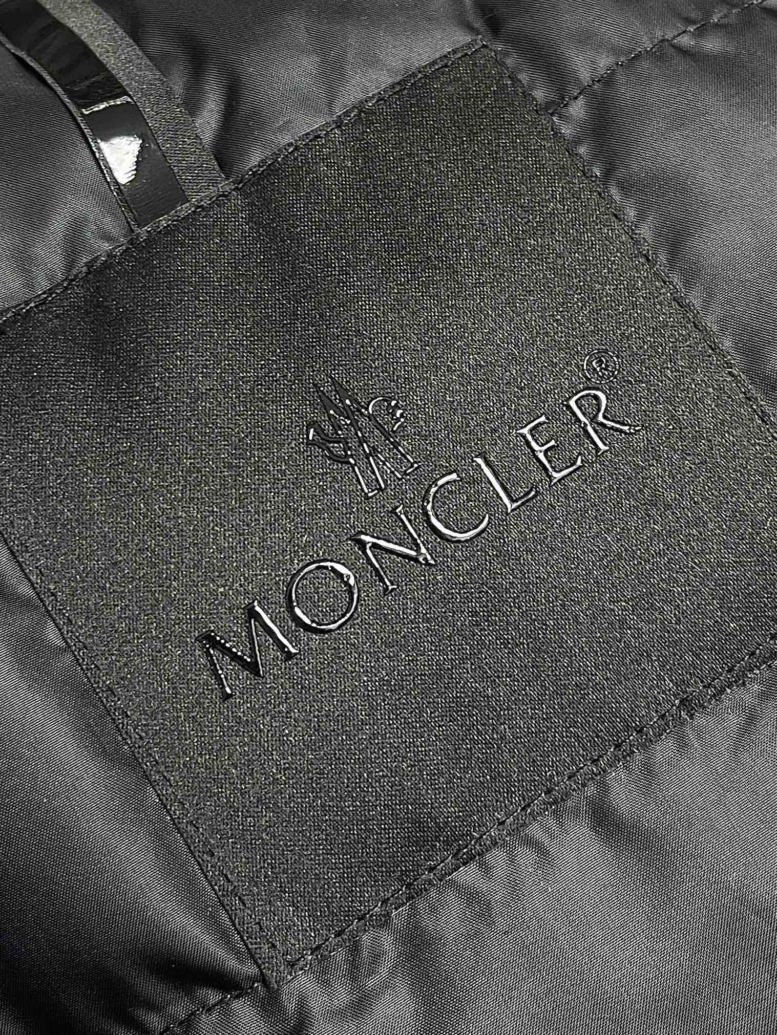 moncler2024ss新品Polset短款羽绒夹克以90年代的简约风格为灵感具有简洁的流线型廓形设计