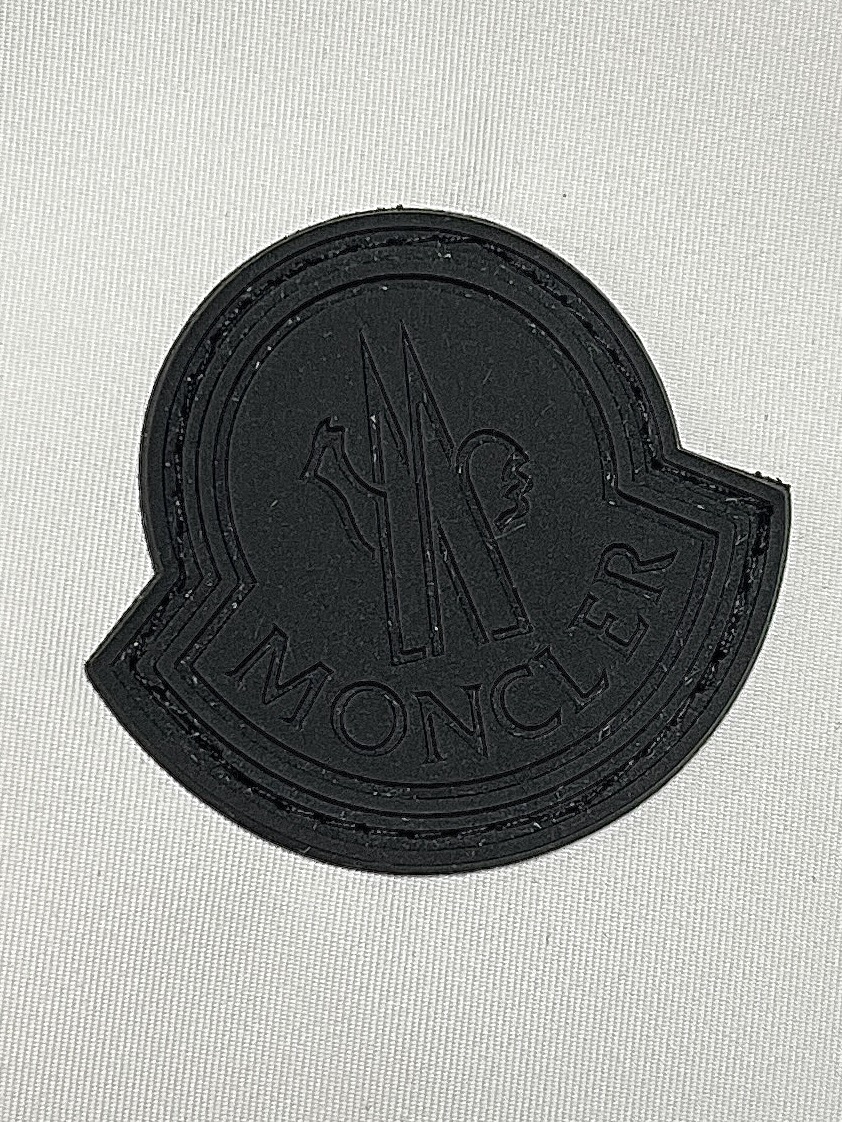 moncler2024ss新品Polset短款羽绒夹克以90年代的简约风格为灵感具有简洁的流线型廓形设计