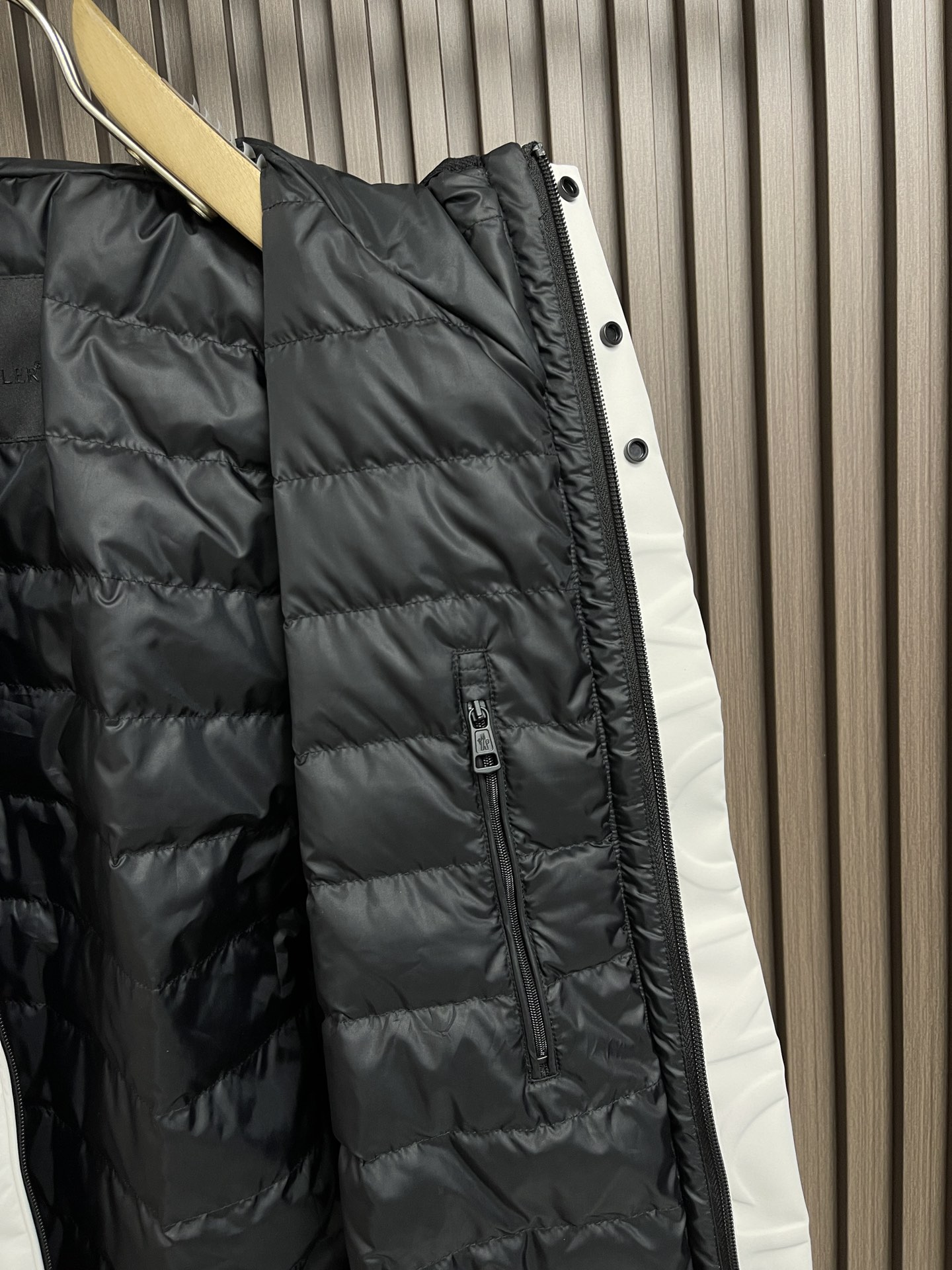 moncler2024ss新品Polset短款羽绒夹克以90年代的简约风格为灵感具有简洁的流线型廓形设计