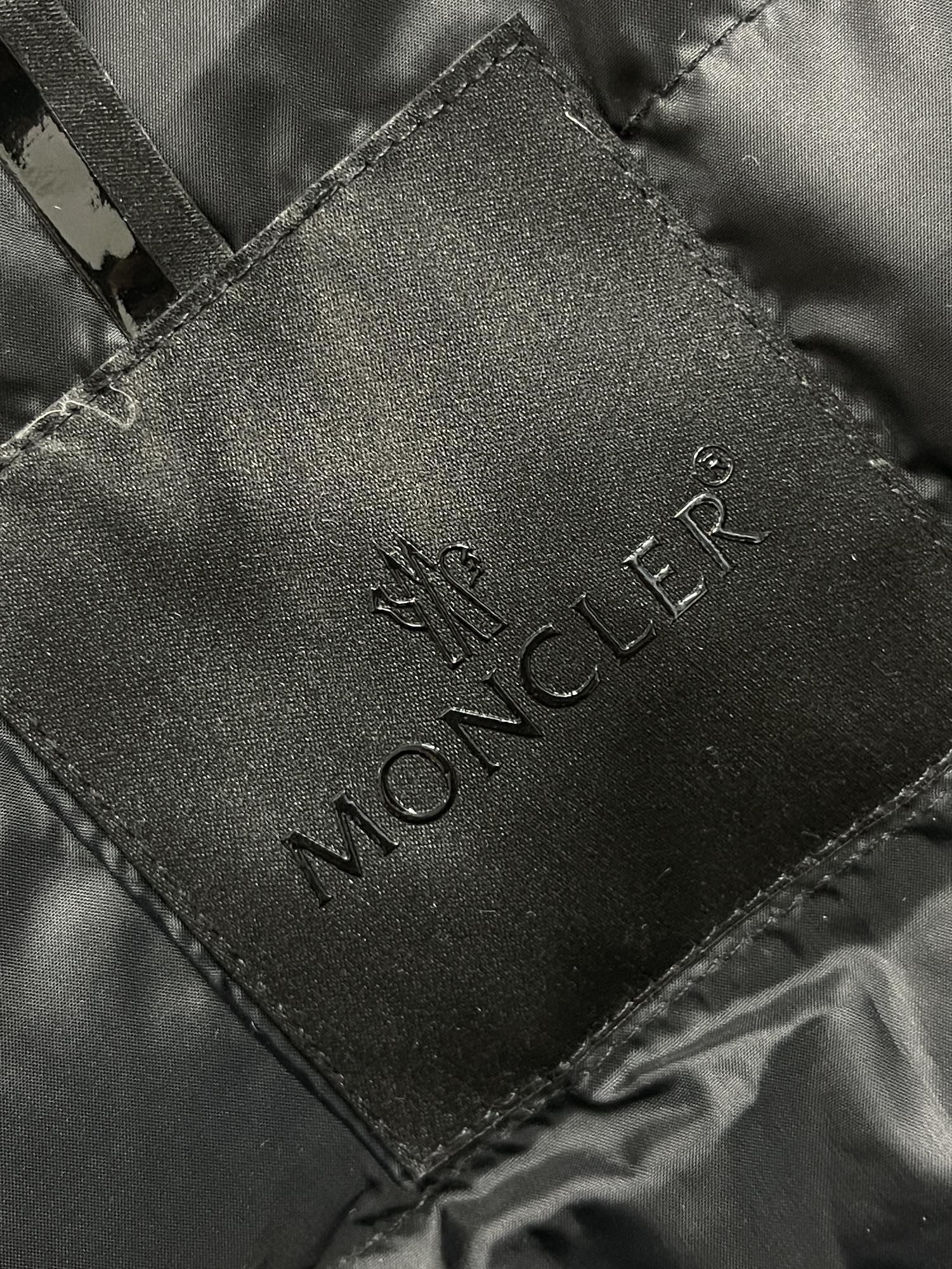 moncler2024ss新品Polset短款羽绒夹克以90年代的简约风格为灵感具有简洁的流线型廓形设计