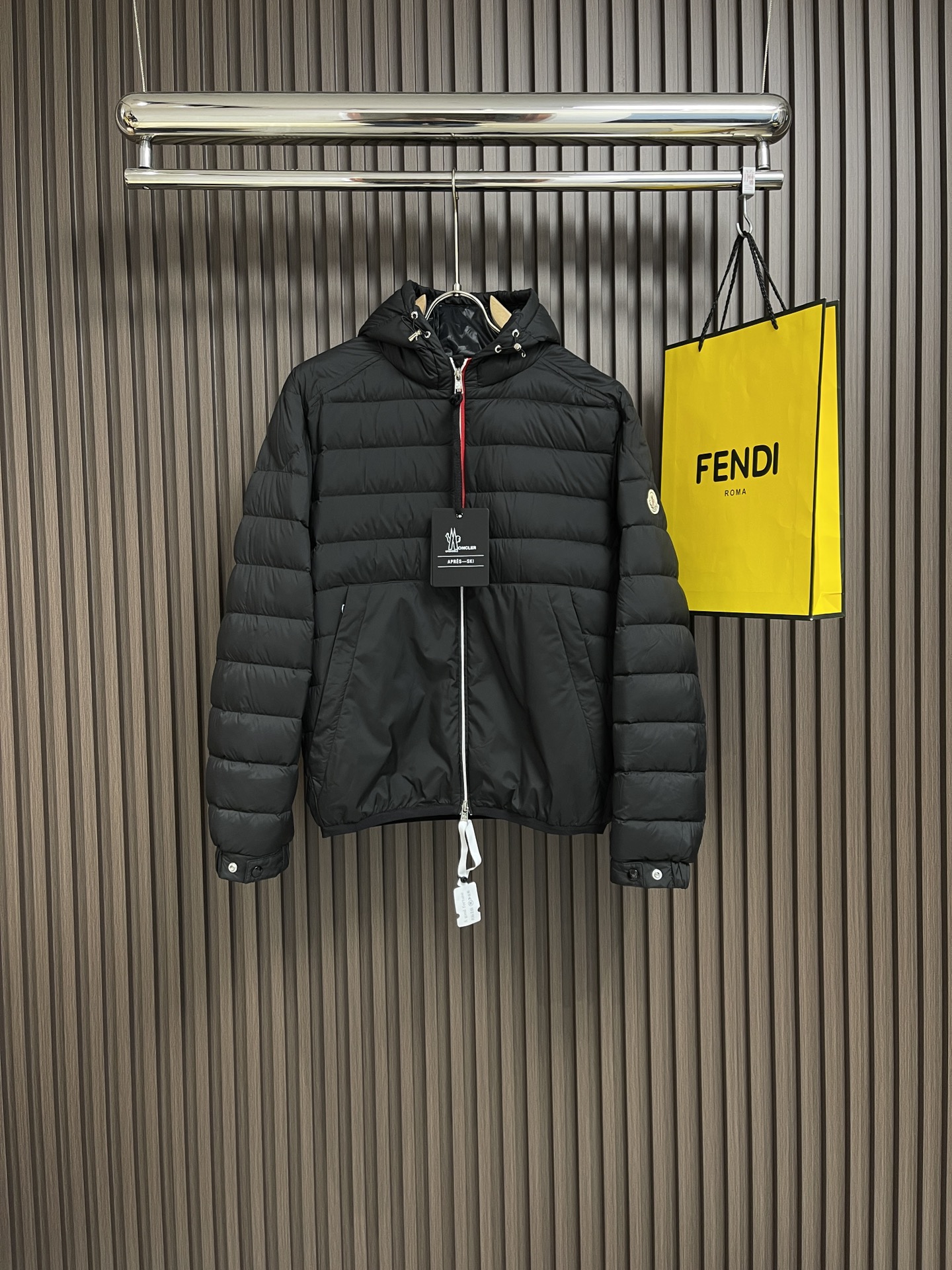 moncler2024fw秋冬新款高密度尼龙防水拉链羽绒降温天气必备的保暖单品不论是日常还是户外运动都能