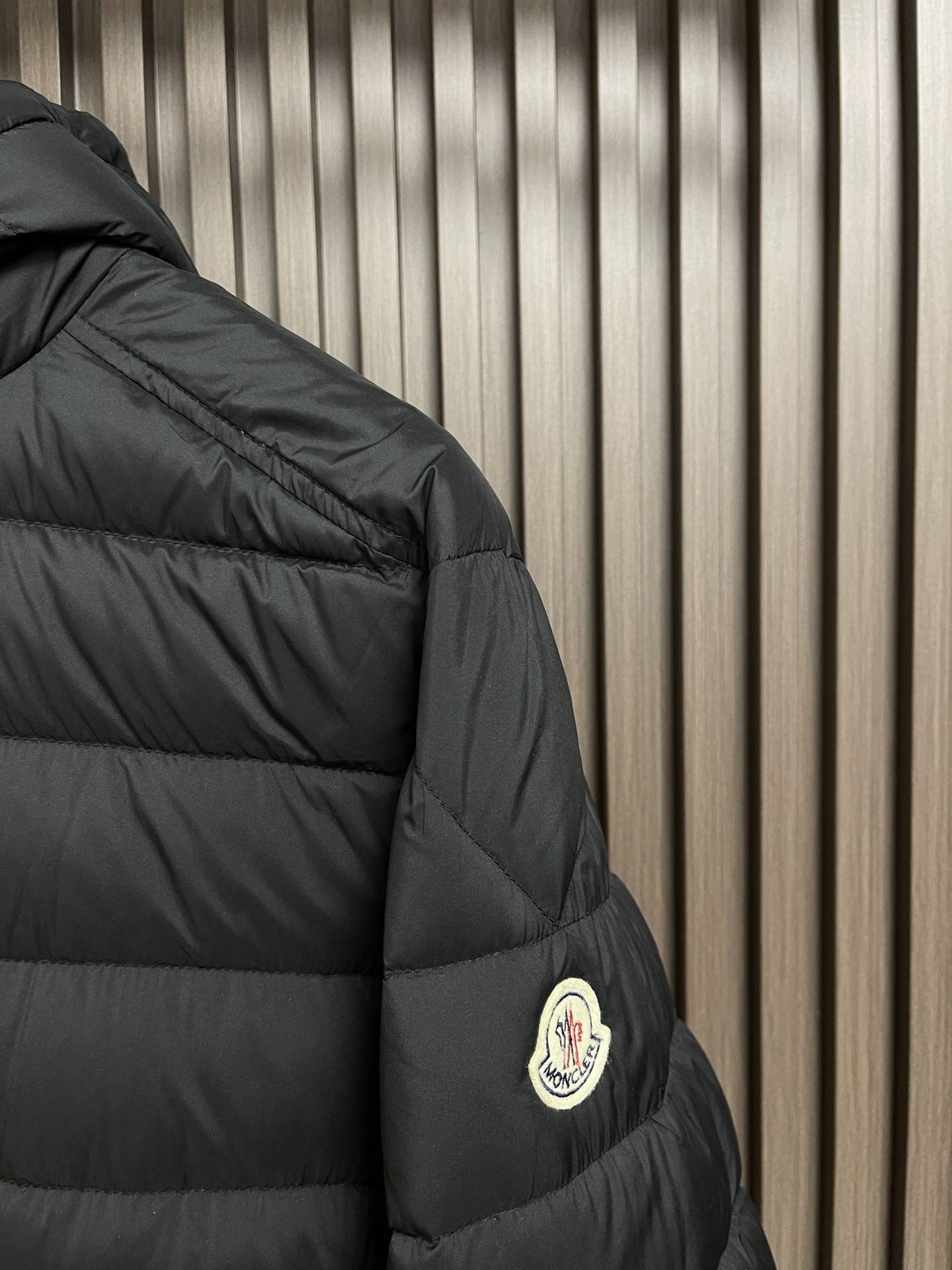 moncler2024fw秋冬新款高密度尼龙防水拉链羽绒降温天气必备的保暖单品不论是日常还是户外运动都能