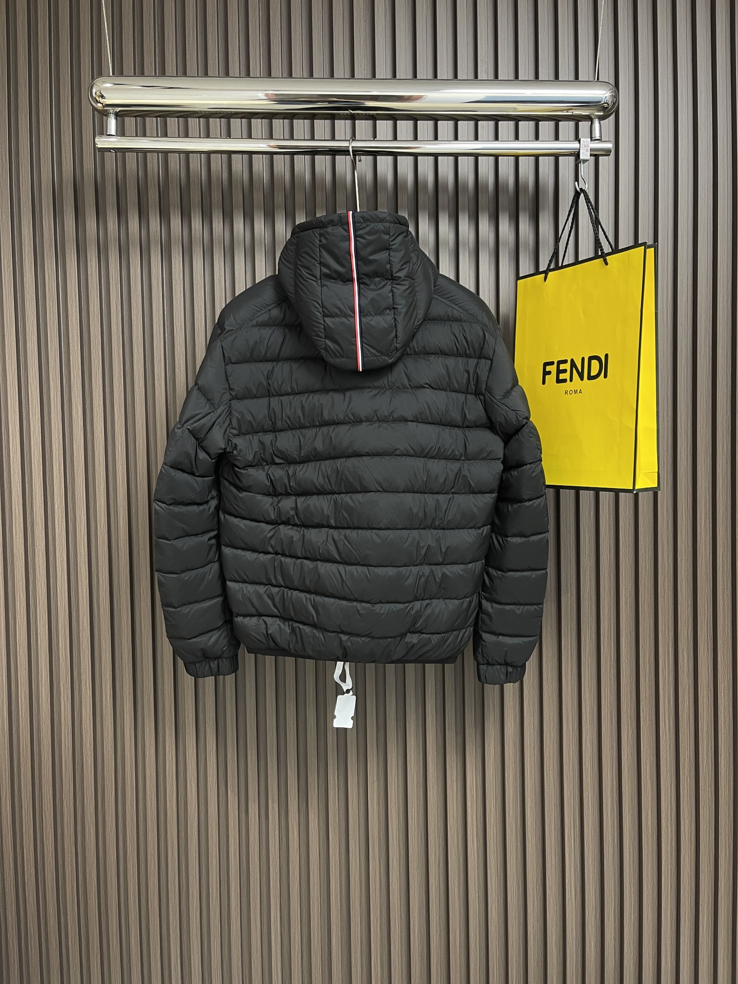 moncler2024fw秋冬新款高密度尼龙防水拉链羽绒降温天气必备的保暖单品不论是日常还是户外运动都能