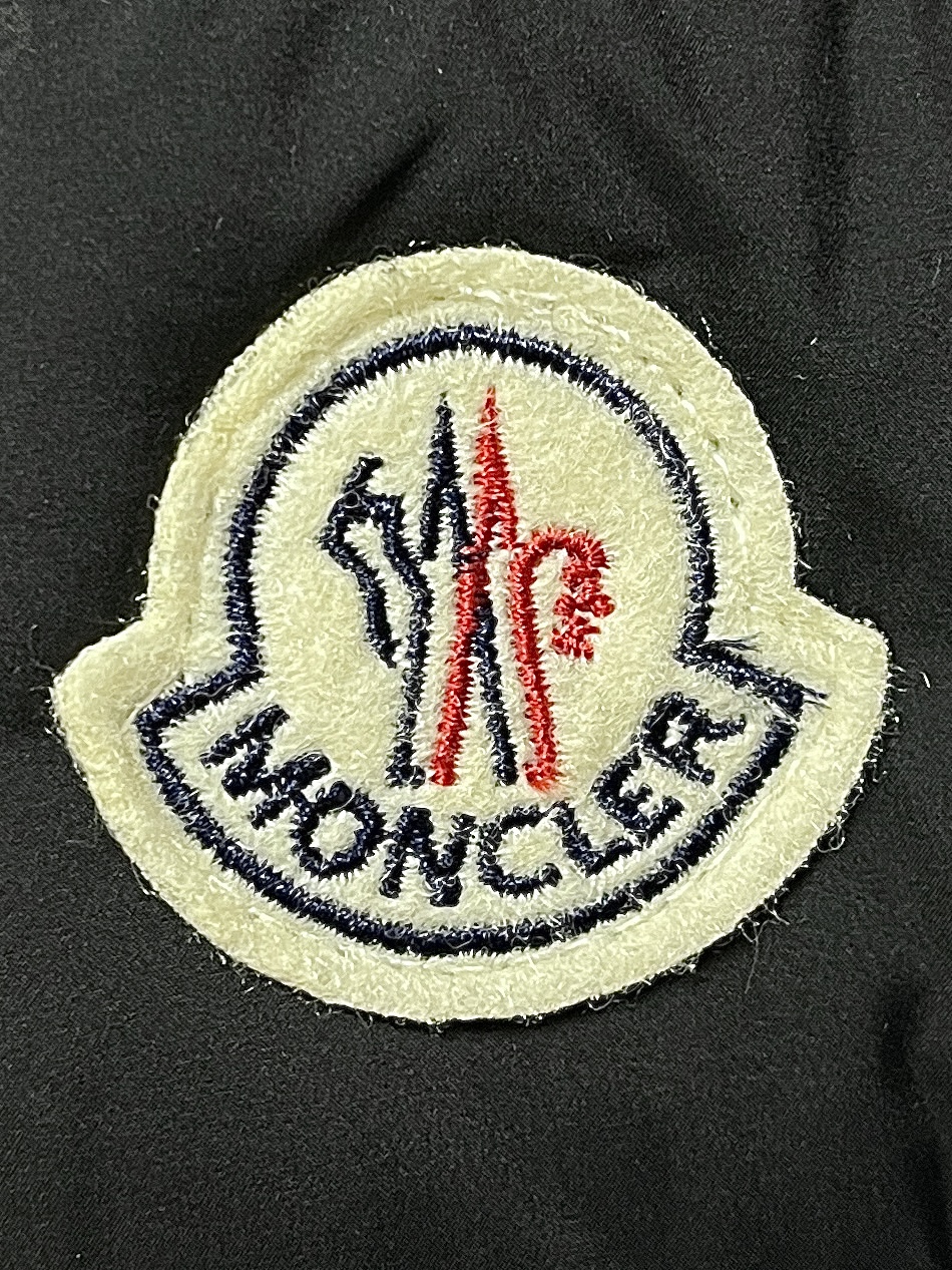 moncler2024fw秋冬新款高密度尼龙防水拉链羽绒降温天气必备的保暖单品不论是日常还是户外运动都能