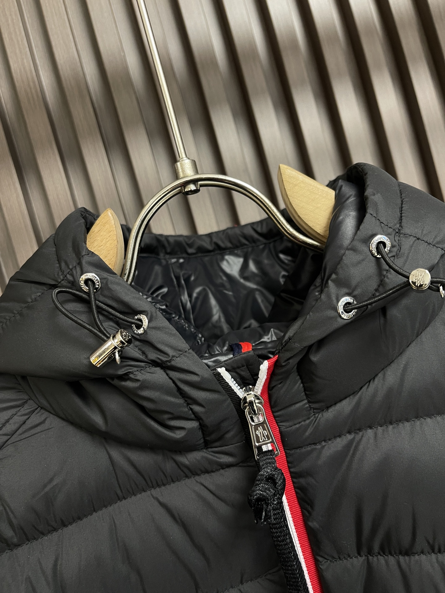 moncler2024fw秋冬新款高密度尼龙防水拉链羽绒降温天气必备的保暖单品不论是日常还是户外运动都能