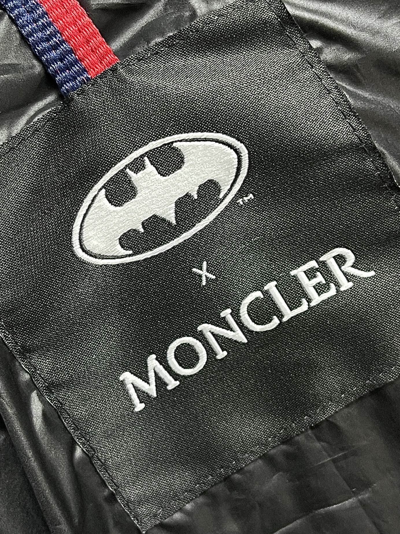 monclerXbatman蝙蝠侠标识羽绒服定制墨韵高级炭黑涂层风衣面料定制韩韵流光丝绒针织面料采用40