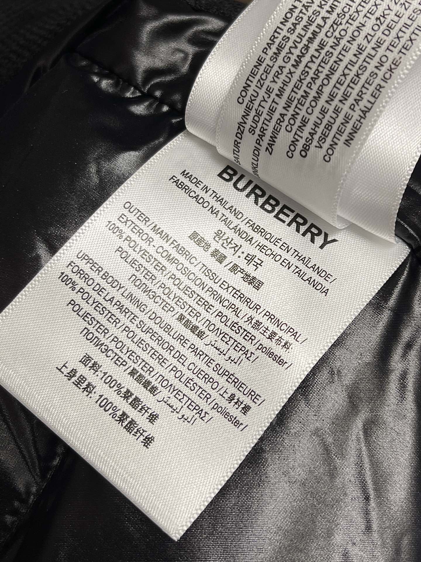 Burberry2024fw秋冬款战马徽标连帽羽绒外套经典战马徽章高立领外套！此款面料材质选用标志性的哑