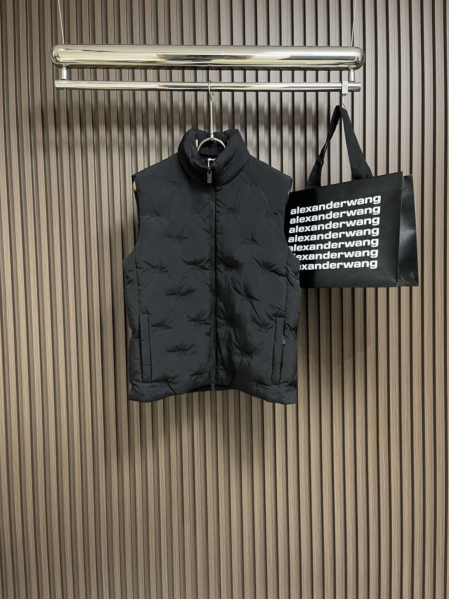 Burberry徽标刺绣羽绒马甲采用定制聚酯纤维面料全幅战马骑士徽标刺绣图案点缀拉链门襟开合内里填充白鹅