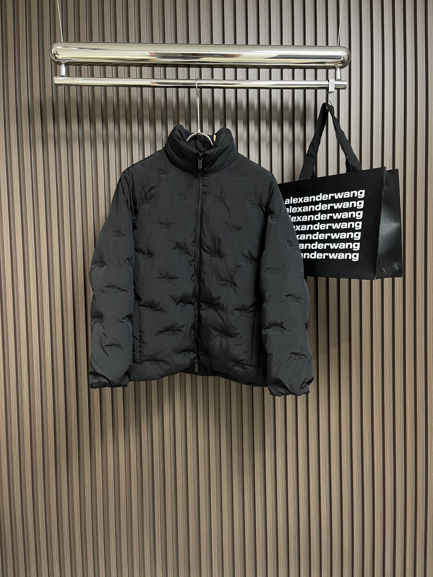 Burberry2024SS新品战马刺绣立领压花羽绒外套定制yb防风防水尼龙提花材质白鹅绒填充内里整件轻