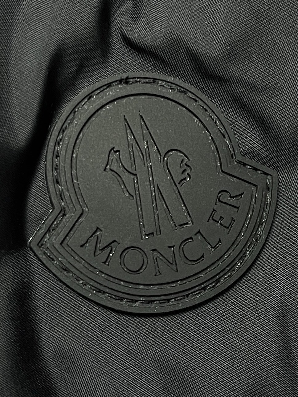 moncler2024ss新品jeluz男士短款可拆卸兜帽jeluz羽绒夹克采用柔软的防钻绒尼龙面料制成