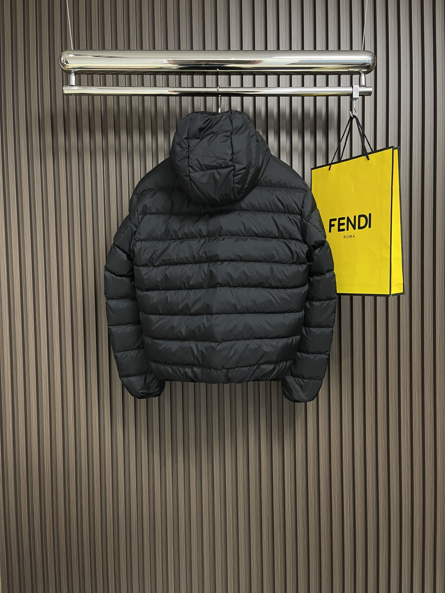 moncler2024ss新品jeluz男士短款可拆卸兜帽jeluz羽绒夹克采用柔软的防钻绒尼龙面料制成