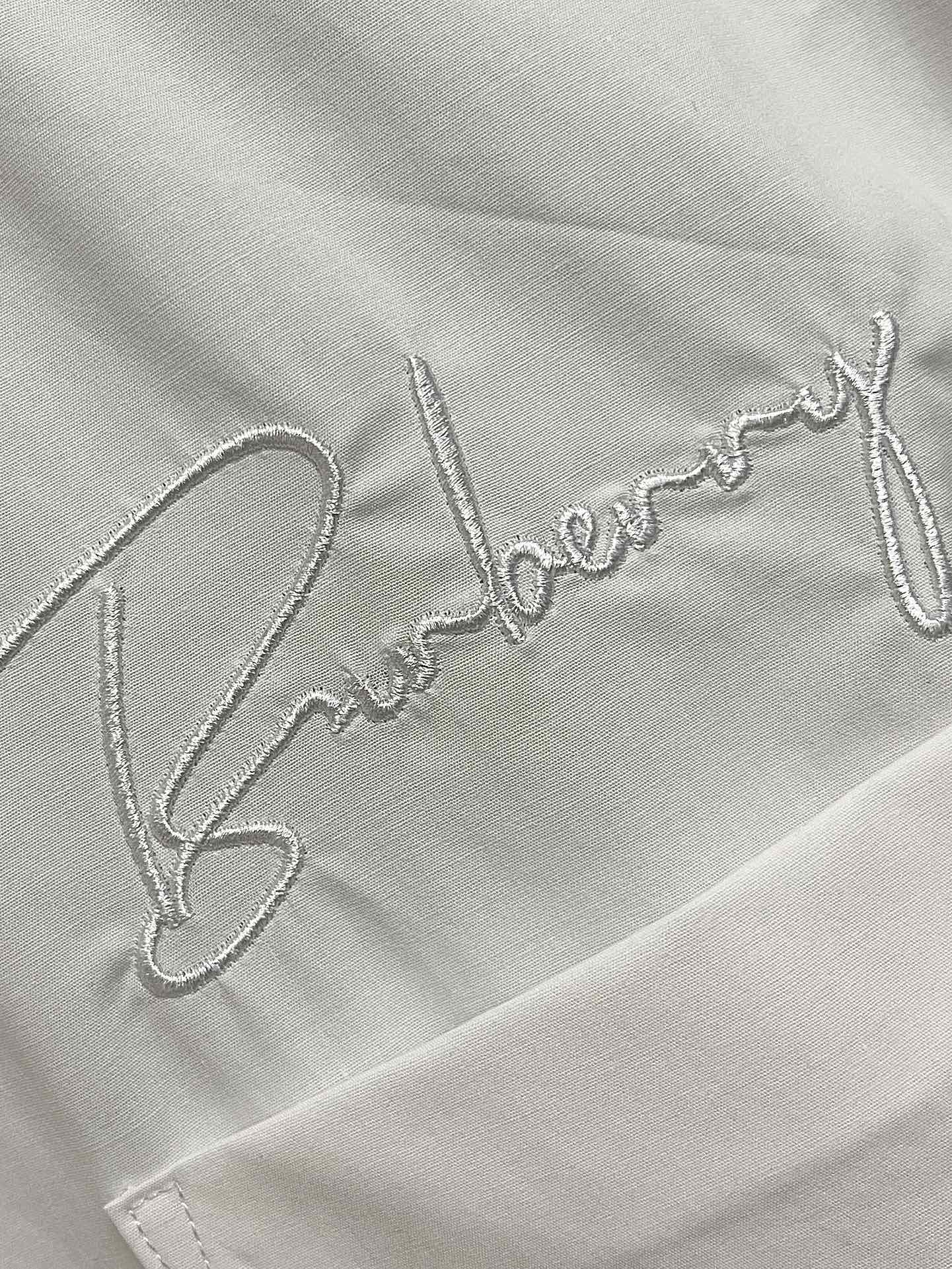 Burberry2024SS新款胸前品牌logo刺绣长袖衬衣进口高密度棉极为亲肤舒适触感细腻质感很好凉爽