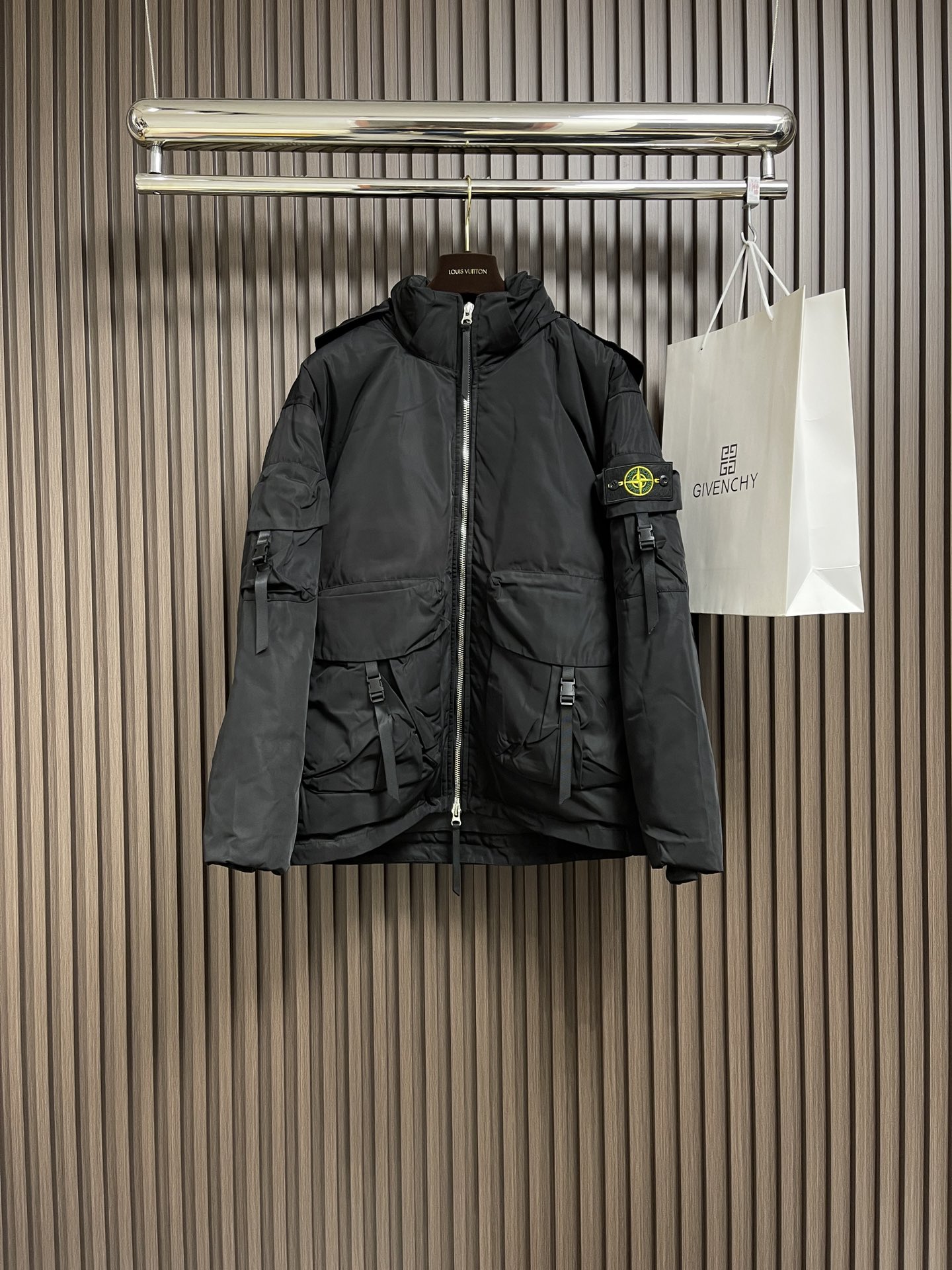 Stoneisland石头岛2024SS秋季连帽羽绒夹克外套软壳冲锋衣吊牌齐全高端原版定制简简单单的一个