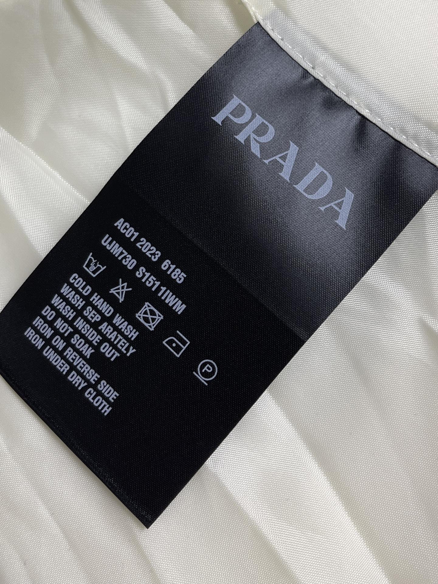 Prada2024SS新款面包服羽绒服经典版型宽松廓形高领设计泡芙立领简直不要太好看无敌轻像被包裹在云朵