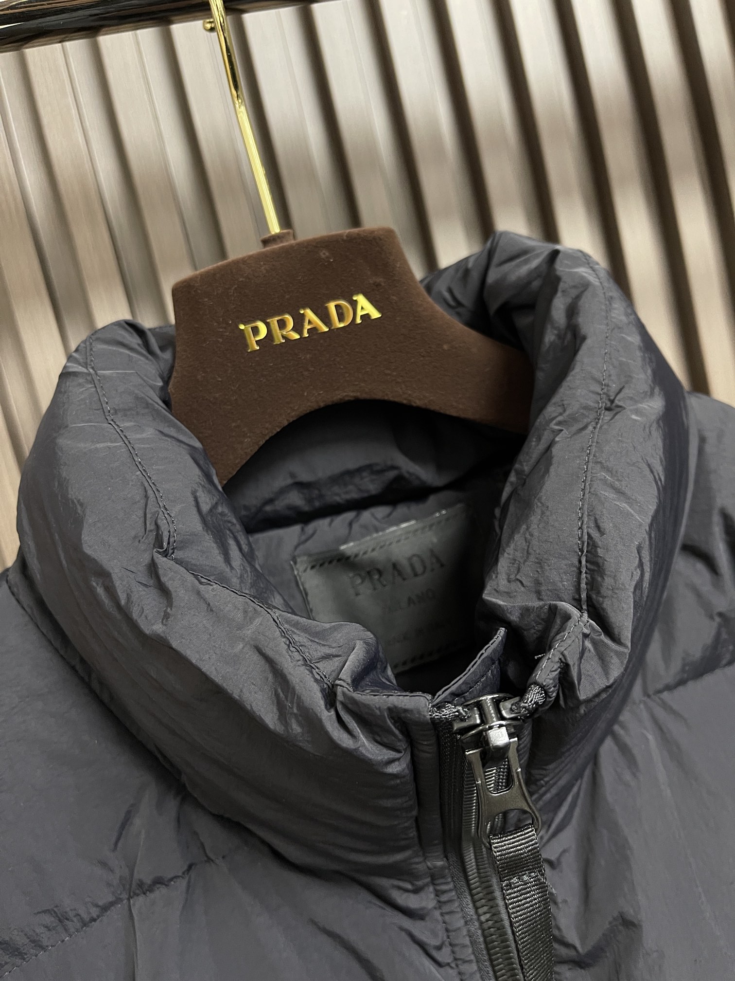 Prada2024SS新款面包服羽绒服经典版型宽松廓形高领设计泡芙立领简直不要太好看无敌轻像被包裹在云朵