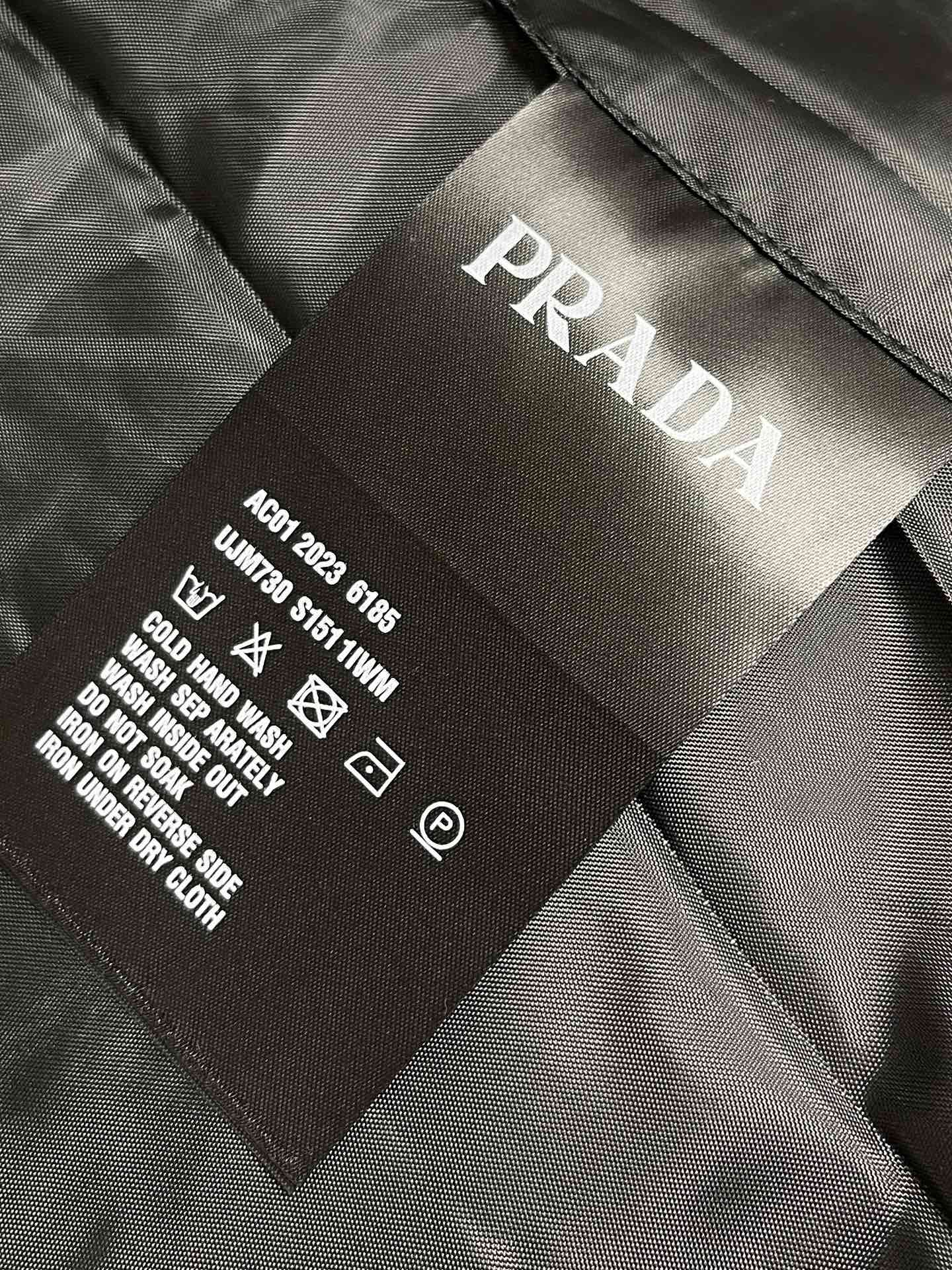 Prada2024SS新款面包服羽绒服经典版型宽松廓形高领设计泡芙立领简直不要太好看无敌轻像被包裹在云朵