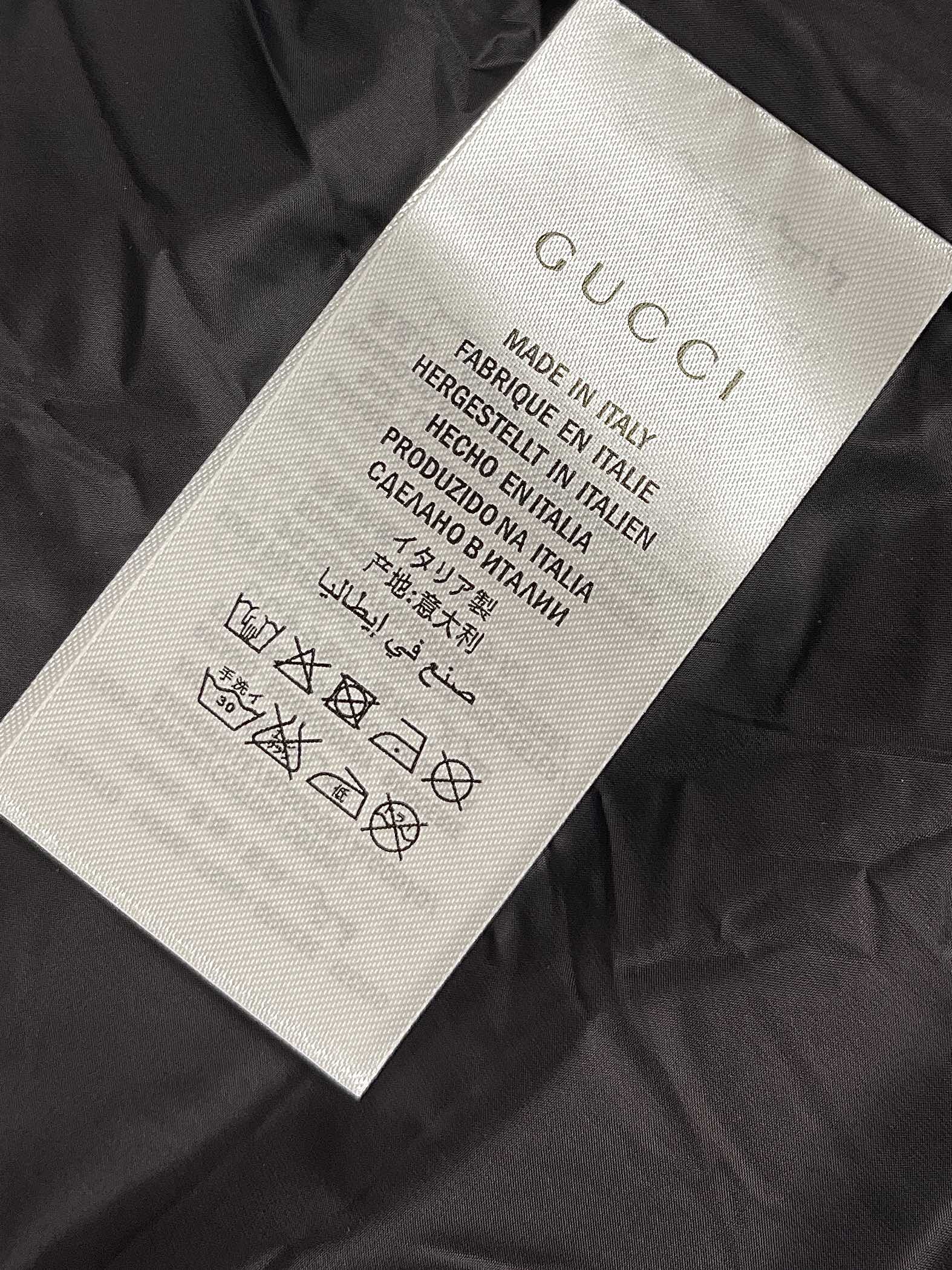 GUCCI秋季新品立领羽绒马甲这款马甲面料采用顶级提花机sxPro所织成呈光影效果的经典gg字母交织图案