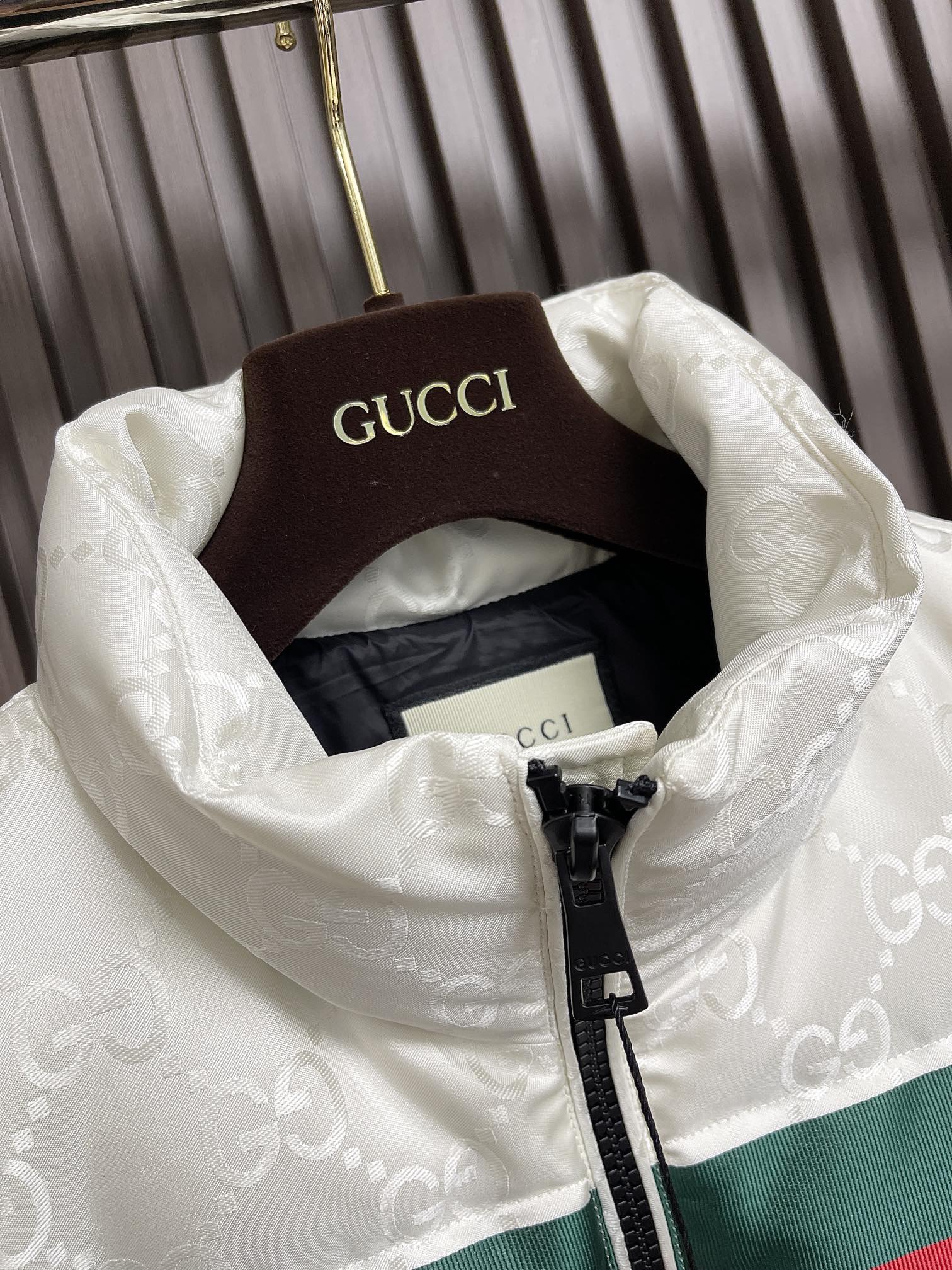 GUCCI秋季新品立领羽绒马甲这款马甲面料采用顶级提花机sxPro所织成呈光影效果的经典gg字母交织图案