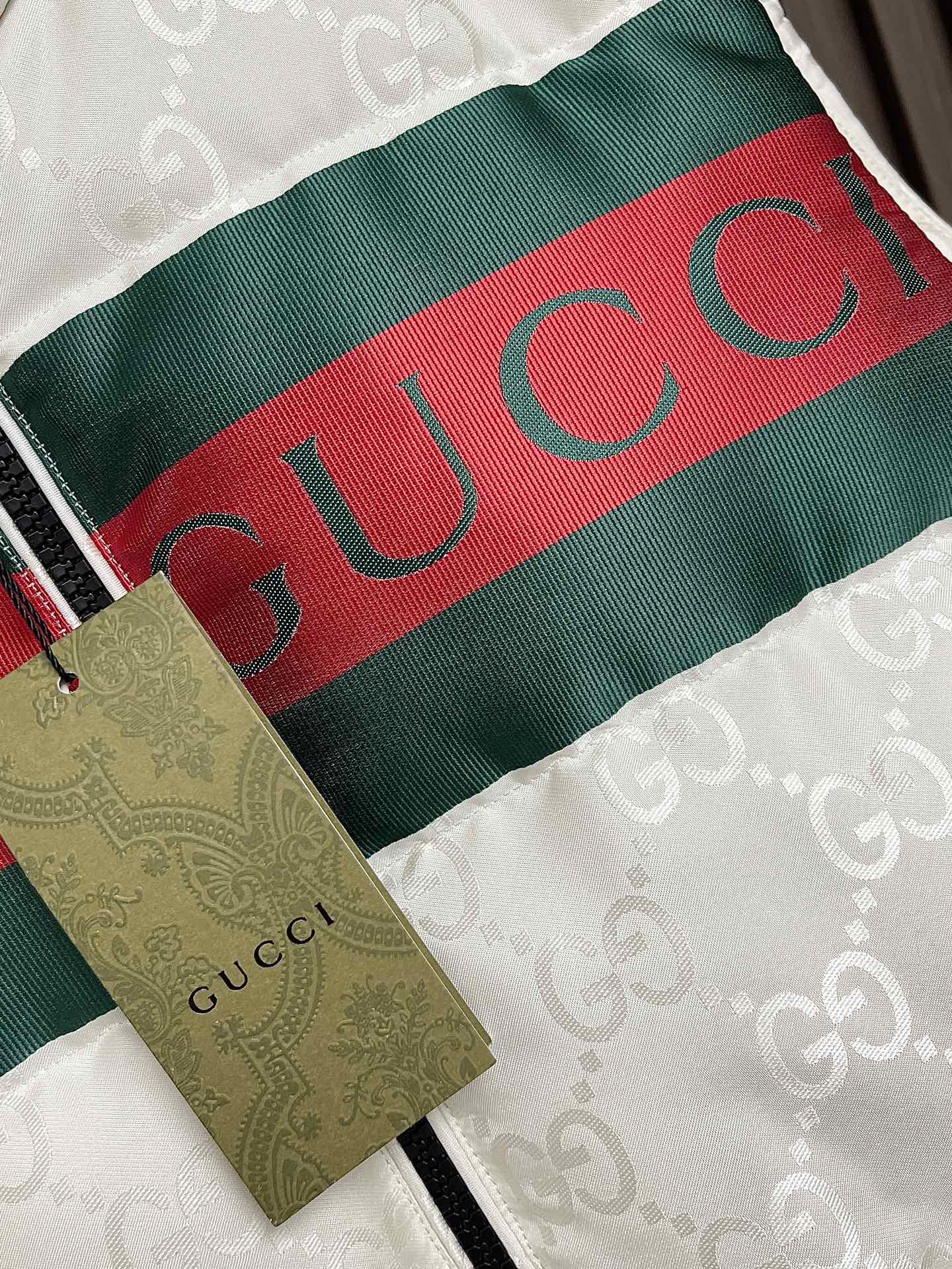 GUCCI秋季新品立领羽绒马甲这款马甲面料采用顶级提花机sxPro所织成呈光影效果的经典gg字母交织图案