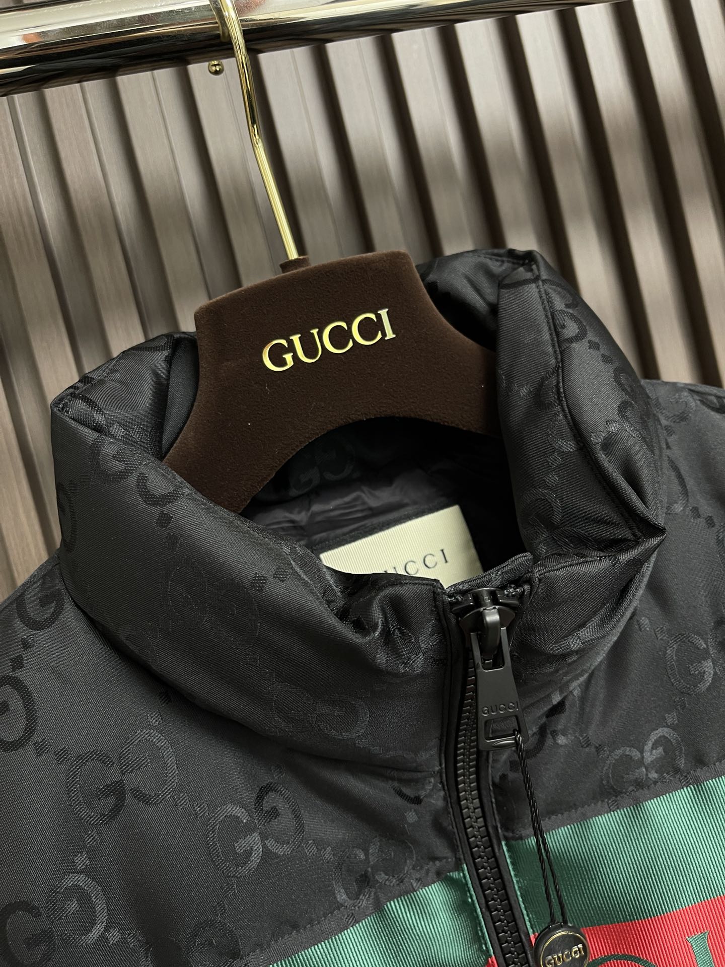 GUCCI秋季新品立领羽绒马甲这款马甲面料采用顶级提花机sxPro所织成呈光影效果的经典gg字母交织图案