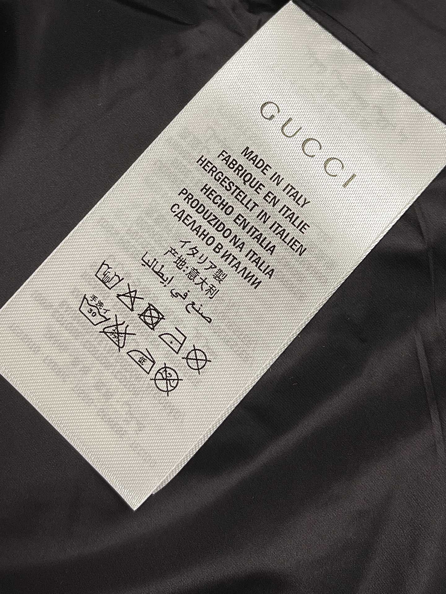 GUCCI秋季新品立领羽绒马甲这款马甲面料采用顶级提花机sxPro所织成呈光影效果的经典gg字母交织图案