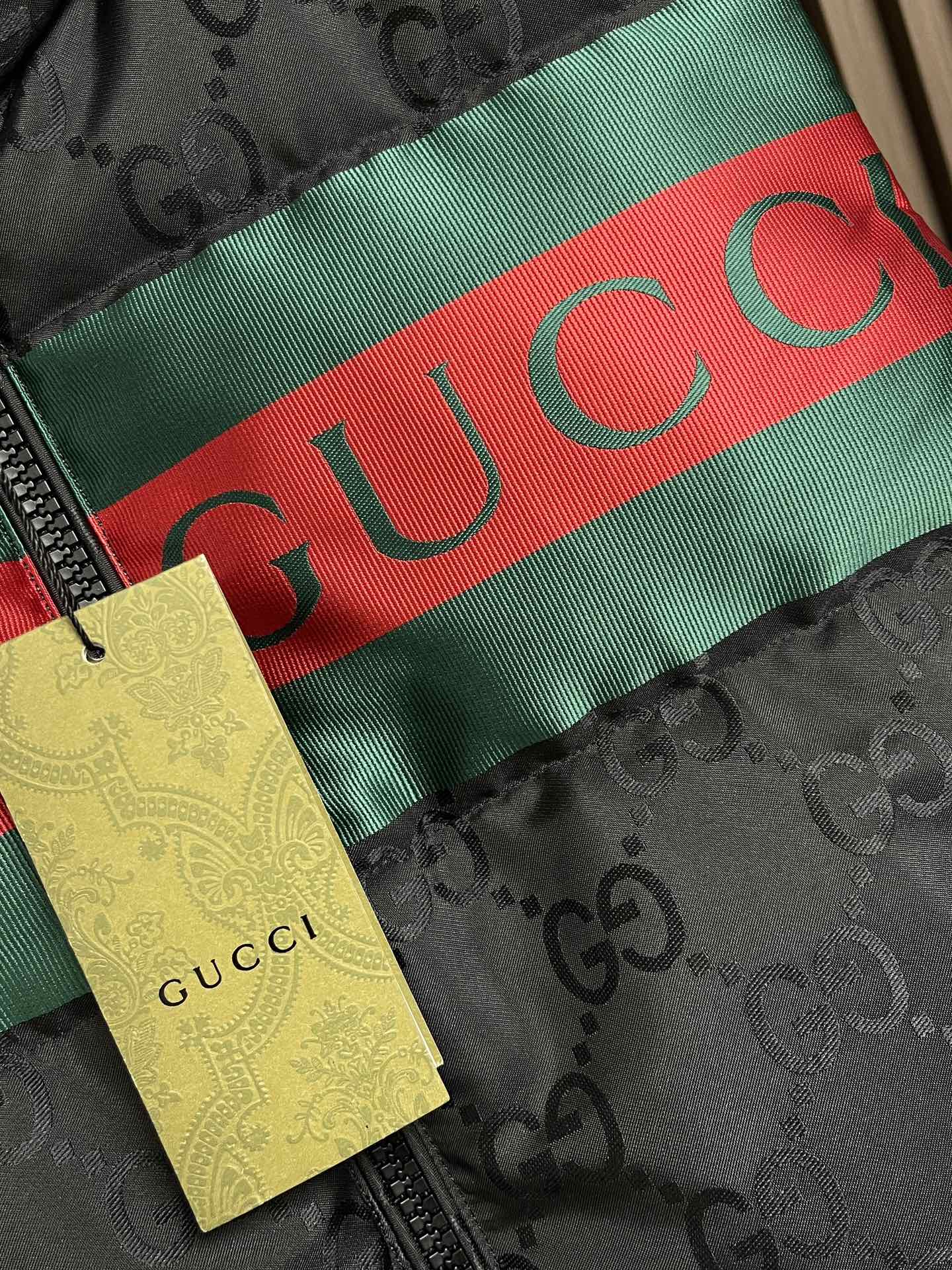 GUCCI秋季新品立领羽绒马甲这款马甲面料采用顶级提花机sxPro所织成呈光影效果的经典gg字母交织图案