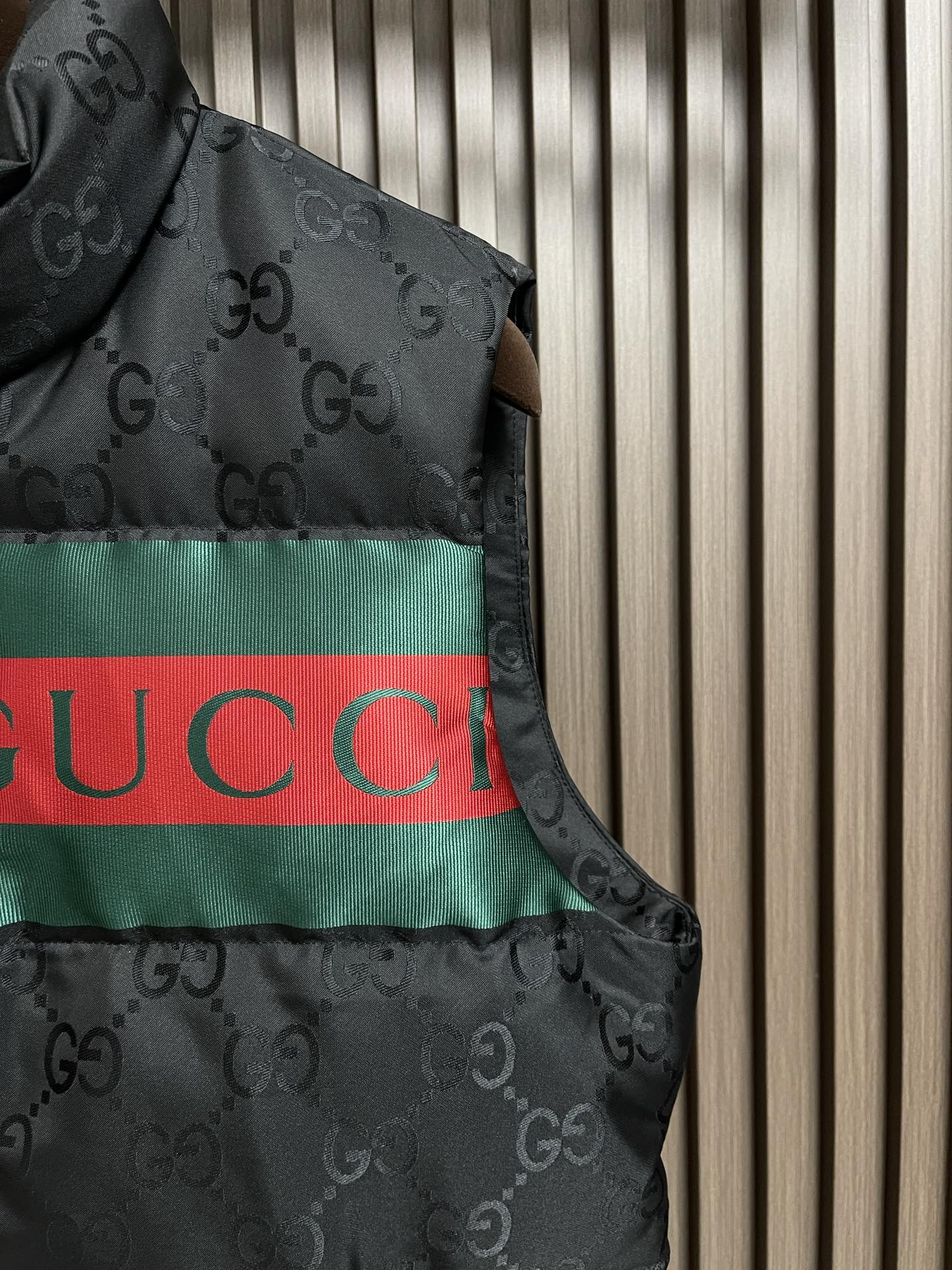 GUCCI秋季新品立领羽绒马甲这款马甲面料采用顶级提花机sxPro所织成呈光影效果的经典gg字母交织图案