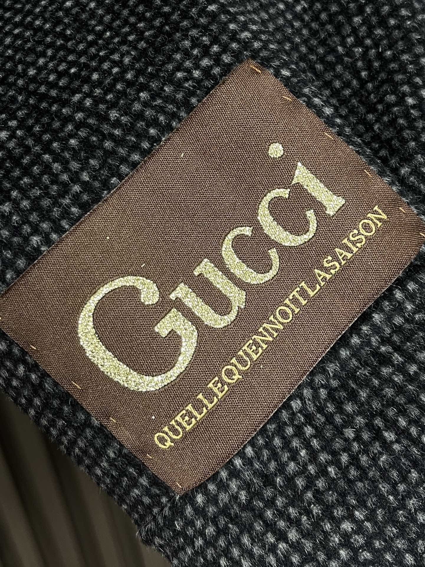 GUCCI翻领长袖毛呢外套定制舒适混纺面料采用五金纽扣门襟中长款设计不挑人穿胸口贴布口袋设计简约大方百搭