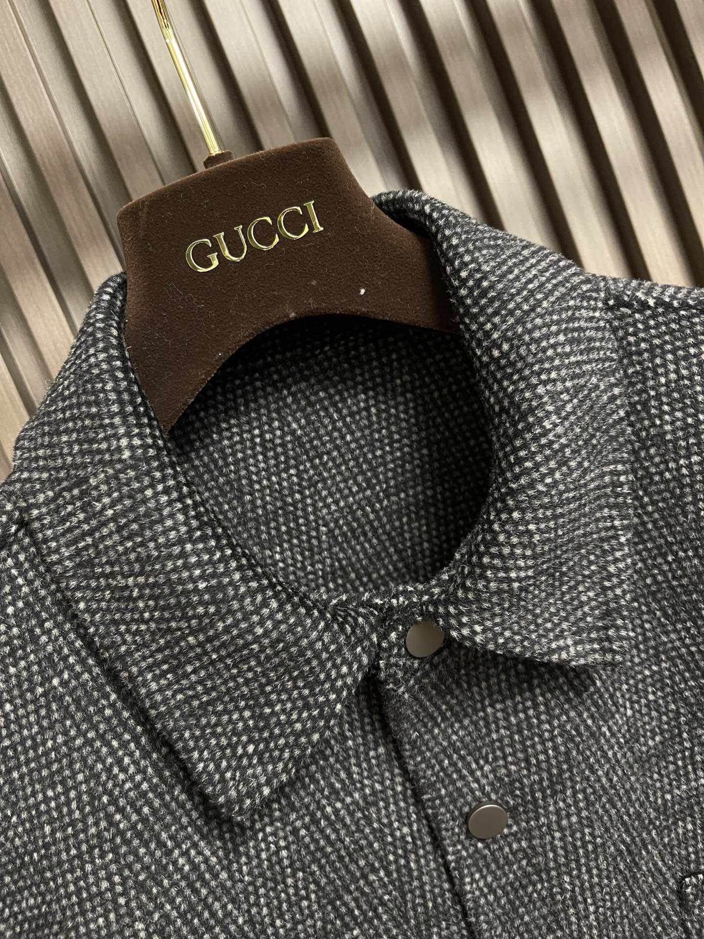 GUCCI翻领长袖毛呢外套定制舒适混纺面料采用五金纽扣门襟中长款设计不挑人穿胸口贴布口袋设计简约大方百搭