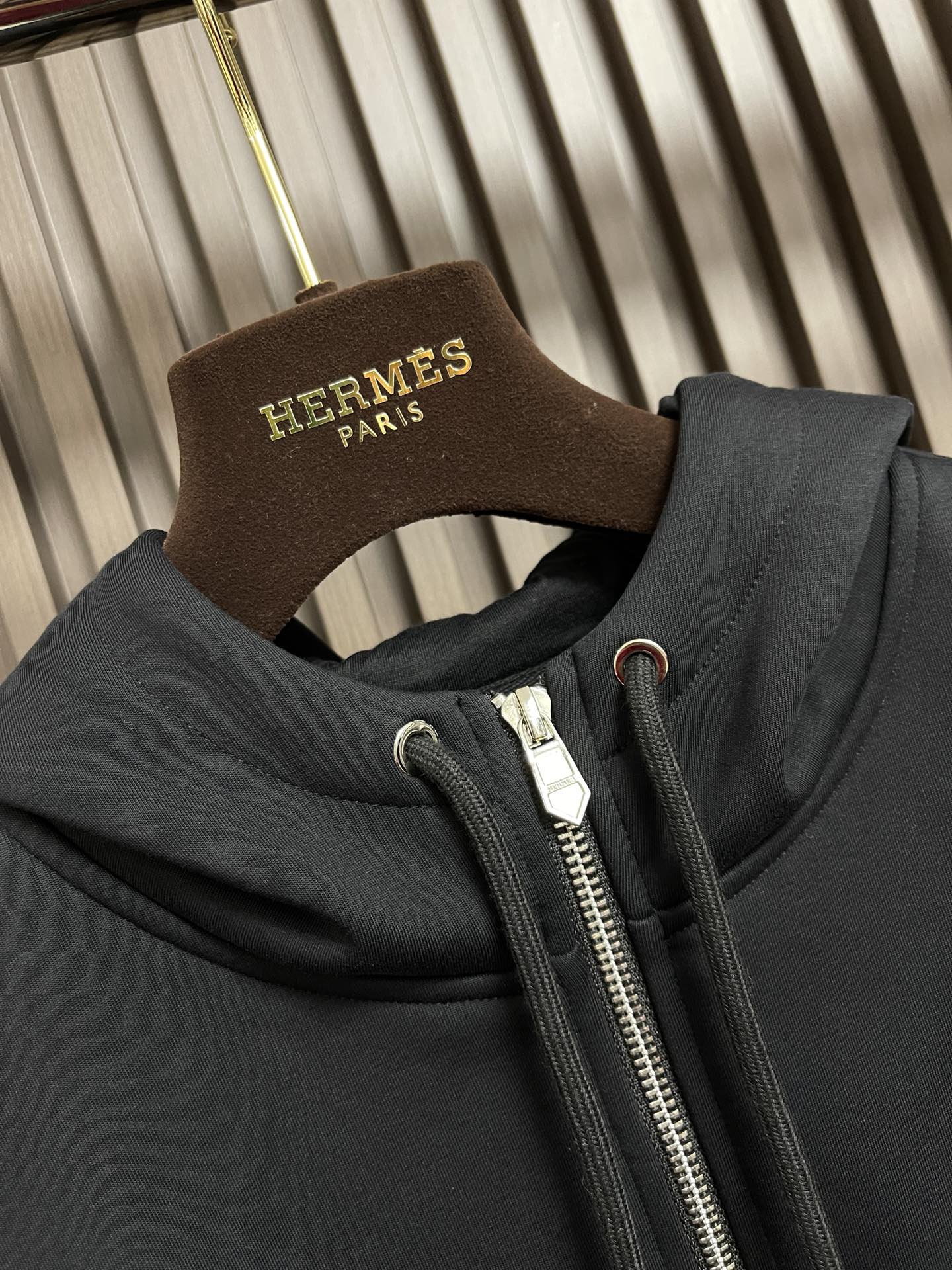 hermes2024ss秋冬男士连帽款卫衣口袋点缀的设计采用皮尼龙拼接来呈现很有亮点穿脱方便拉链衣领连帽